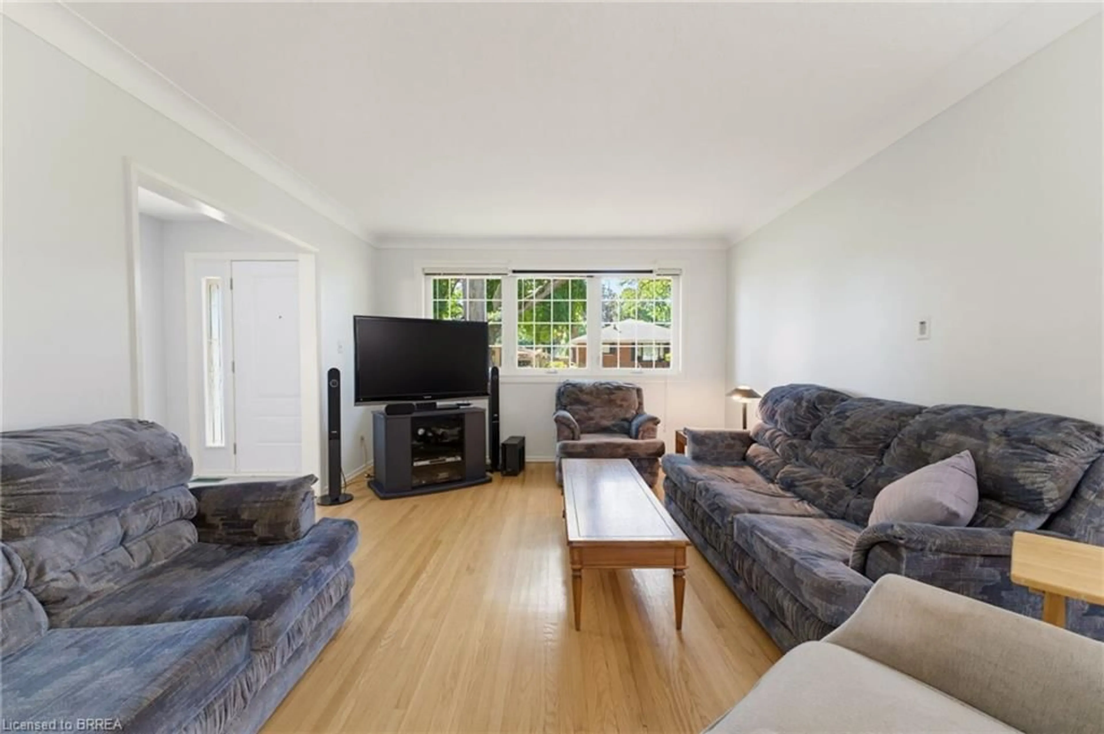 Living room with furniture, unknown for 93 Pusey Blvd, Brantford Ontario N3R 2S4