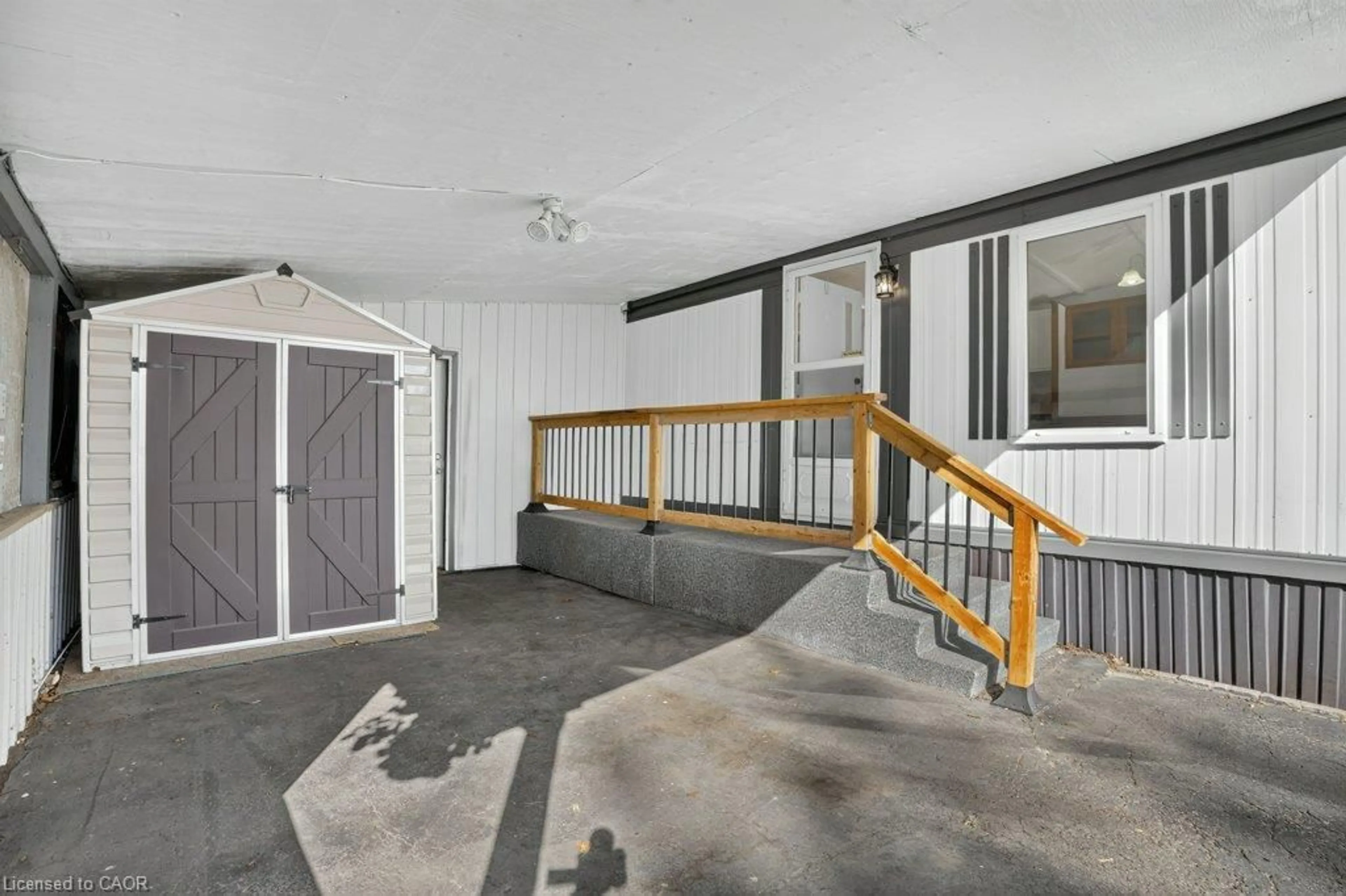 Indoor foyer for 129 Scott St, Woolwich Ontario N2J 4G8