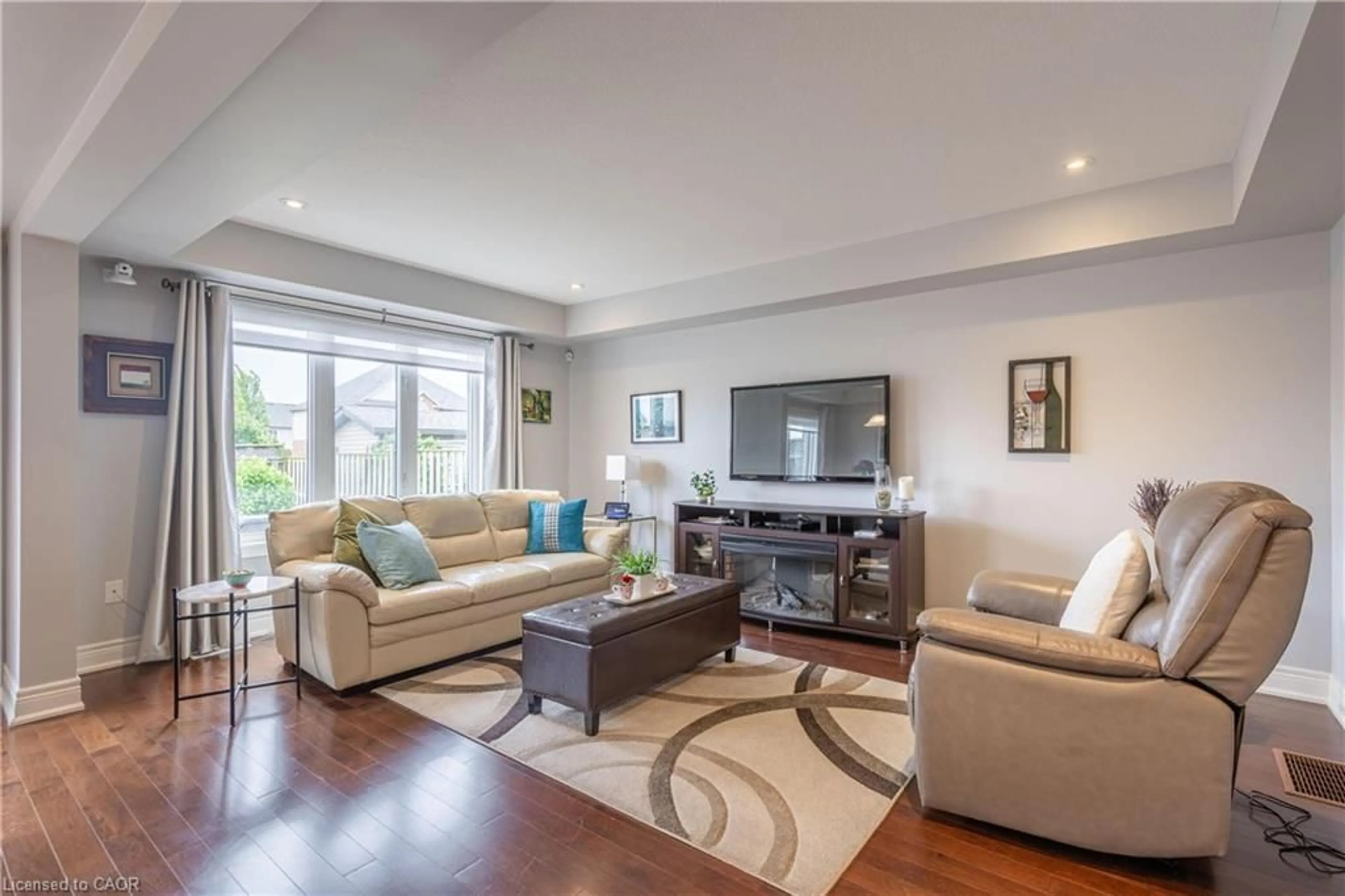 Living room with furniture, wood/laminate floor for 8844 Silverstar Crt, Niagara Falls Ontario L2H 0B8