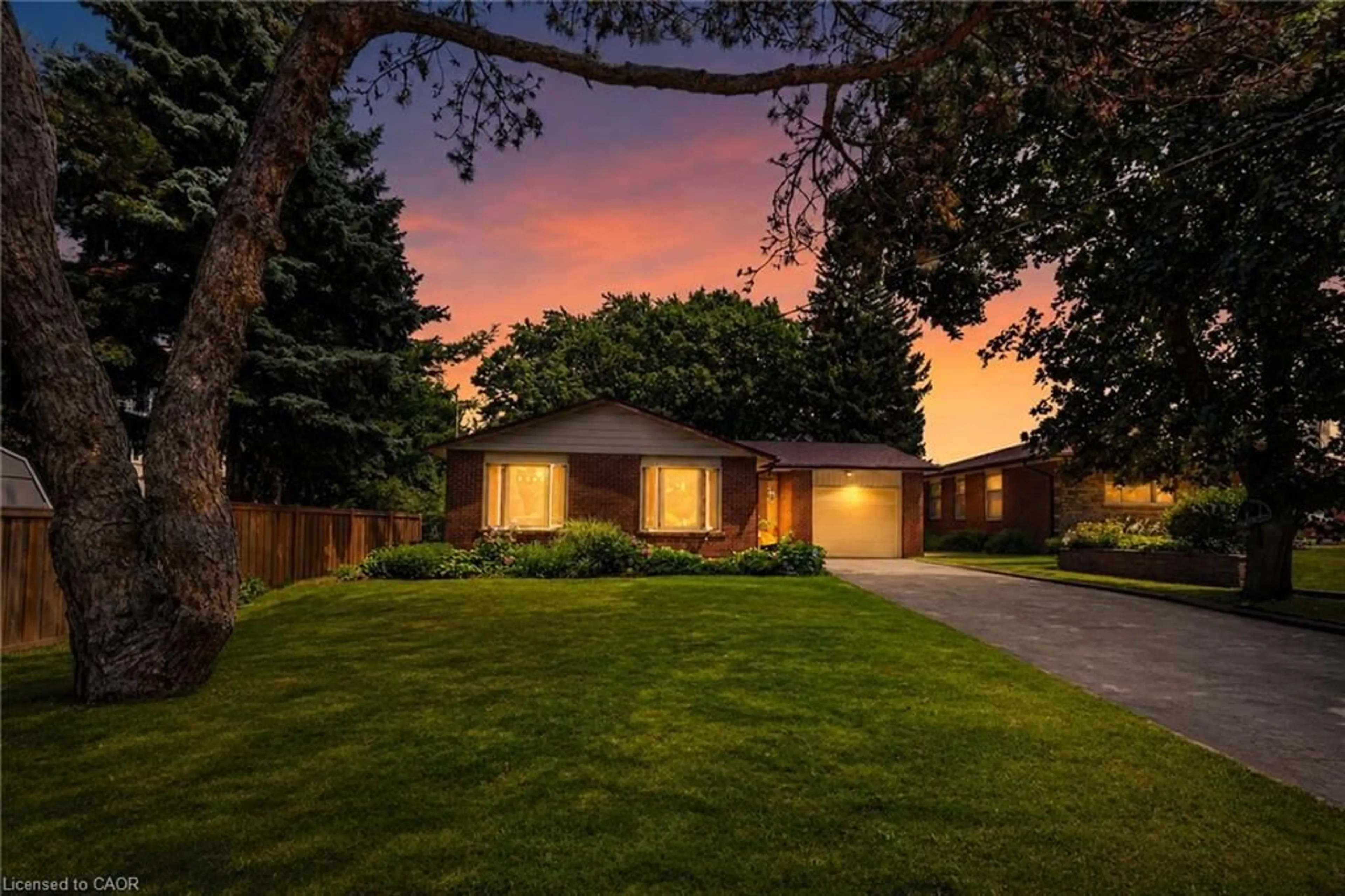 A pic from outside/outdoor area/front of a property/back of a property/a pic from drone, street for 3 Orchard Pky, Grimsby Ontario L3M 3B1