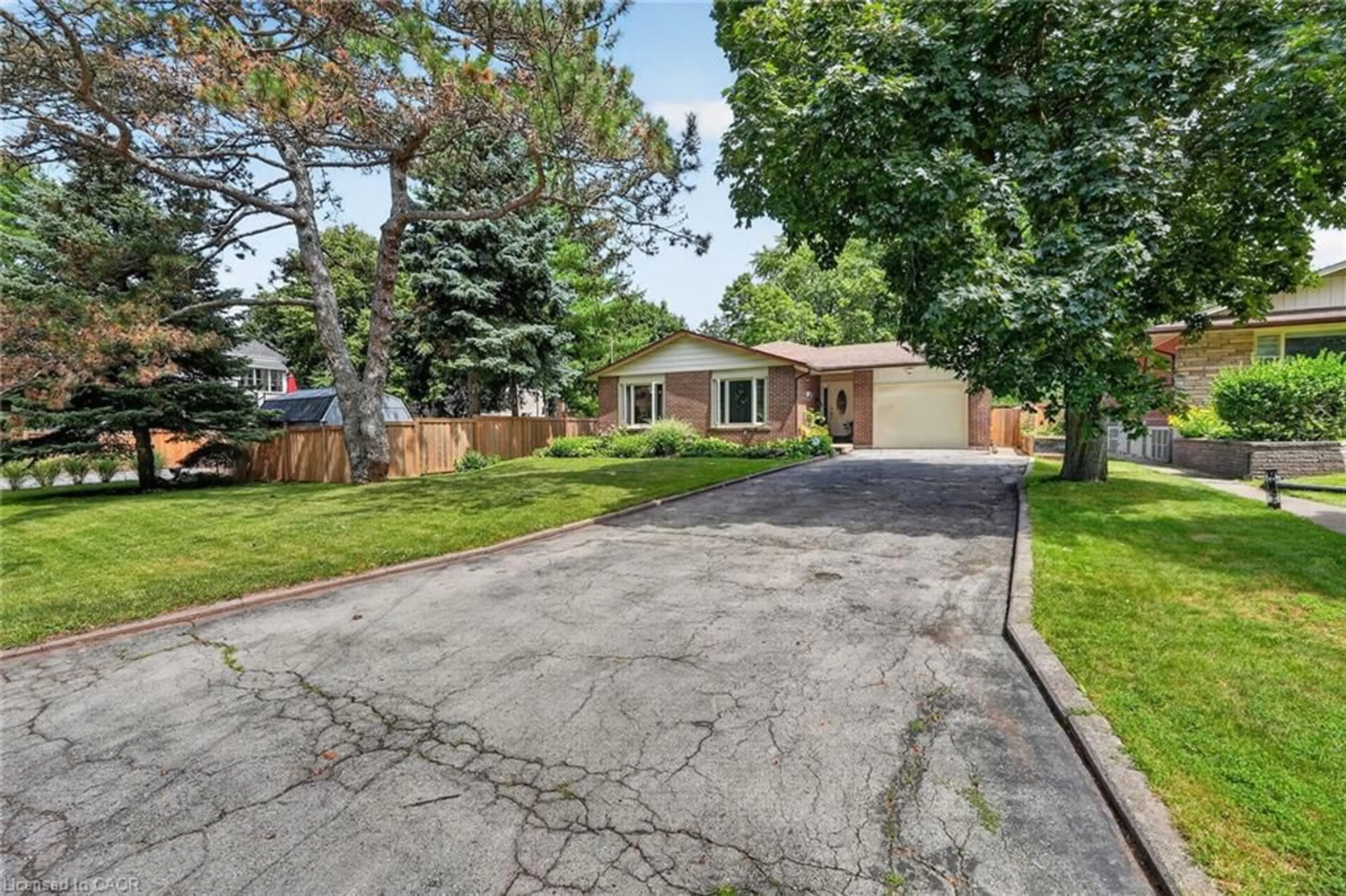 A pic from outside/outdoor area/front of a property/back of a property/a pic from drone, street for 3 Orchard Pky, Grimsby Ontario L3M 3B1