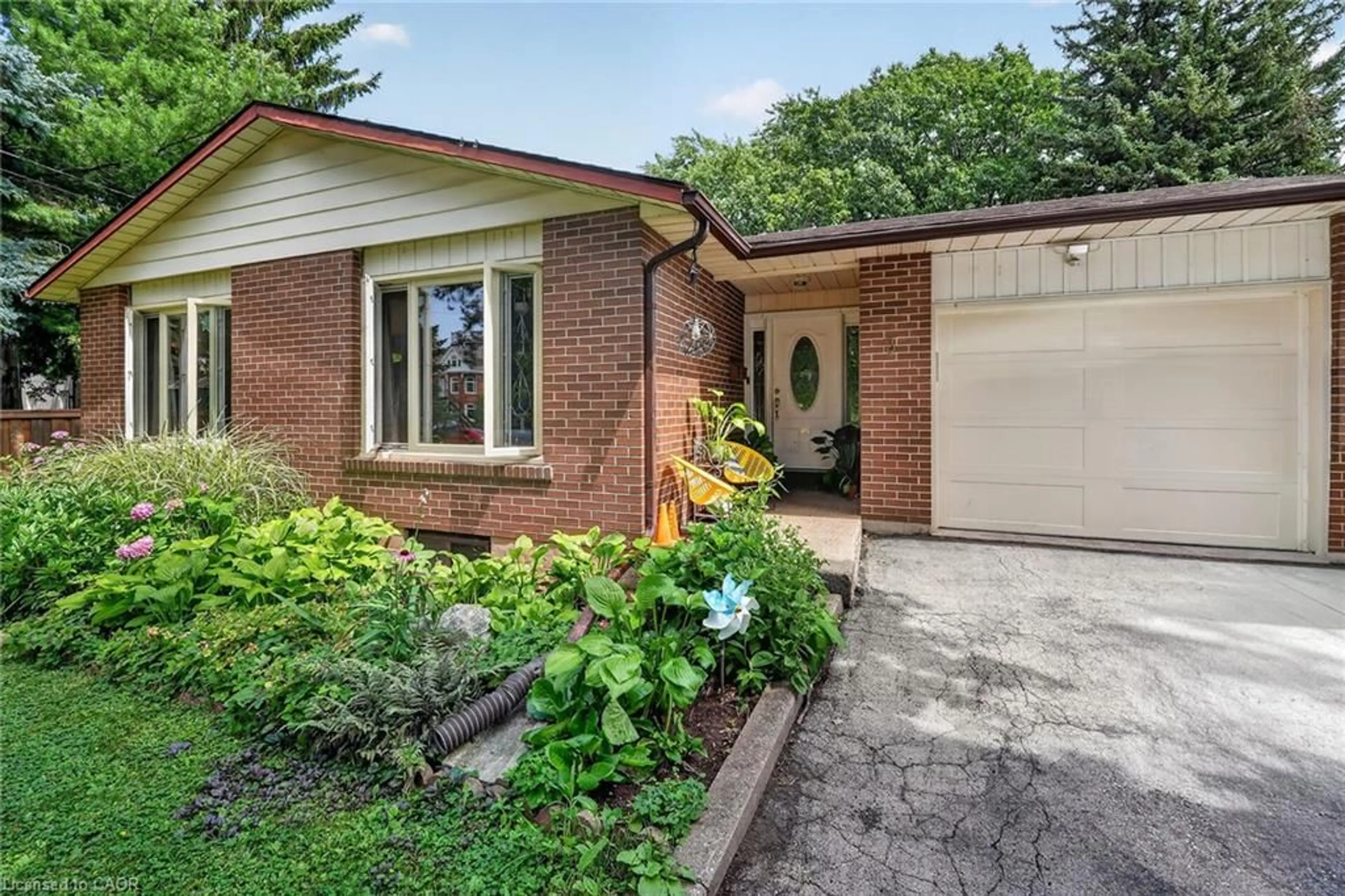 Home with brick exterior material, street for 3 Orchard Pky, Grimsby Ontario L3M 3B1