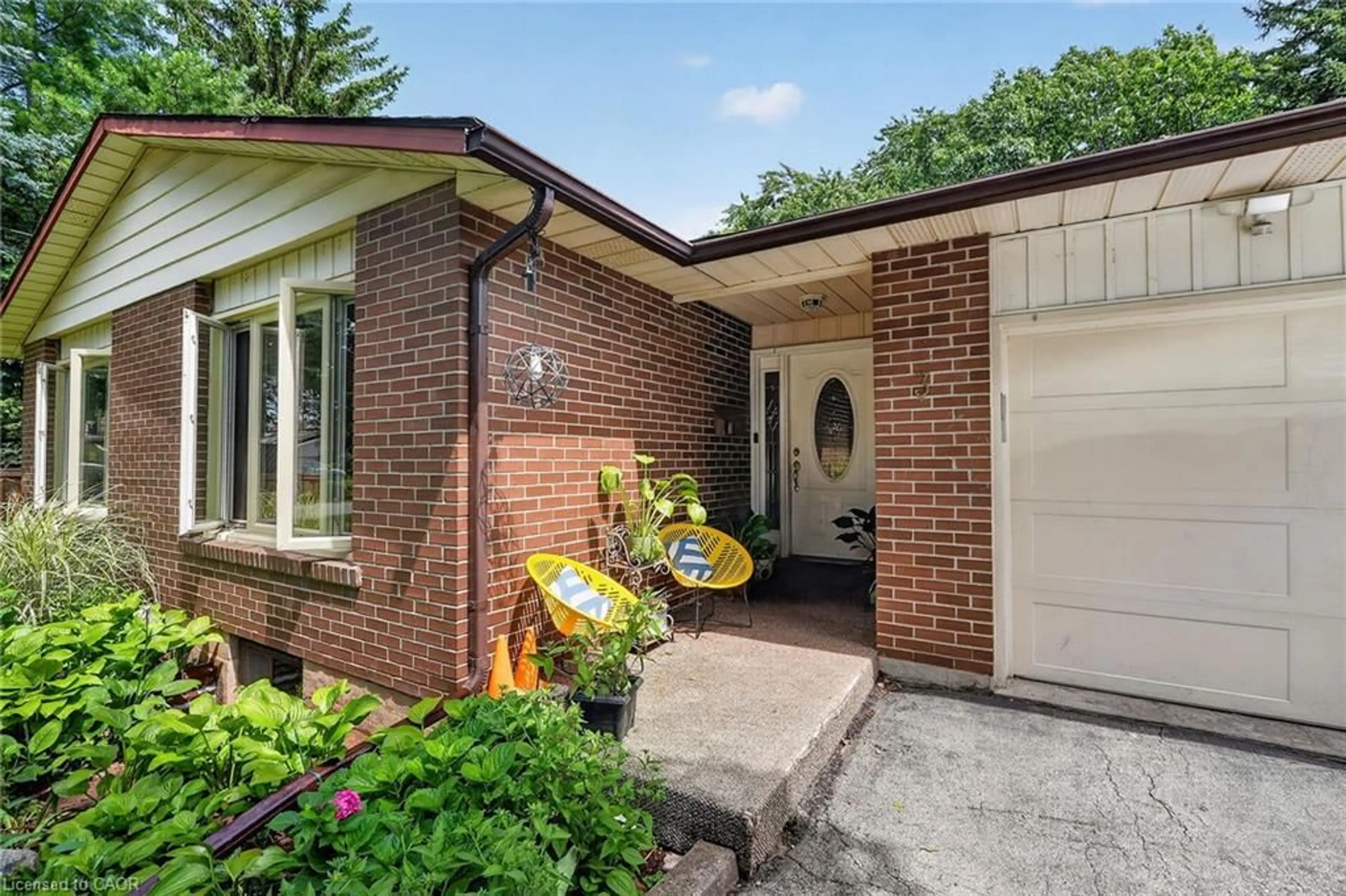 Home with brick exterior material, street for 3 Orchard Pky, Grimsby Ontario L3M 3B1