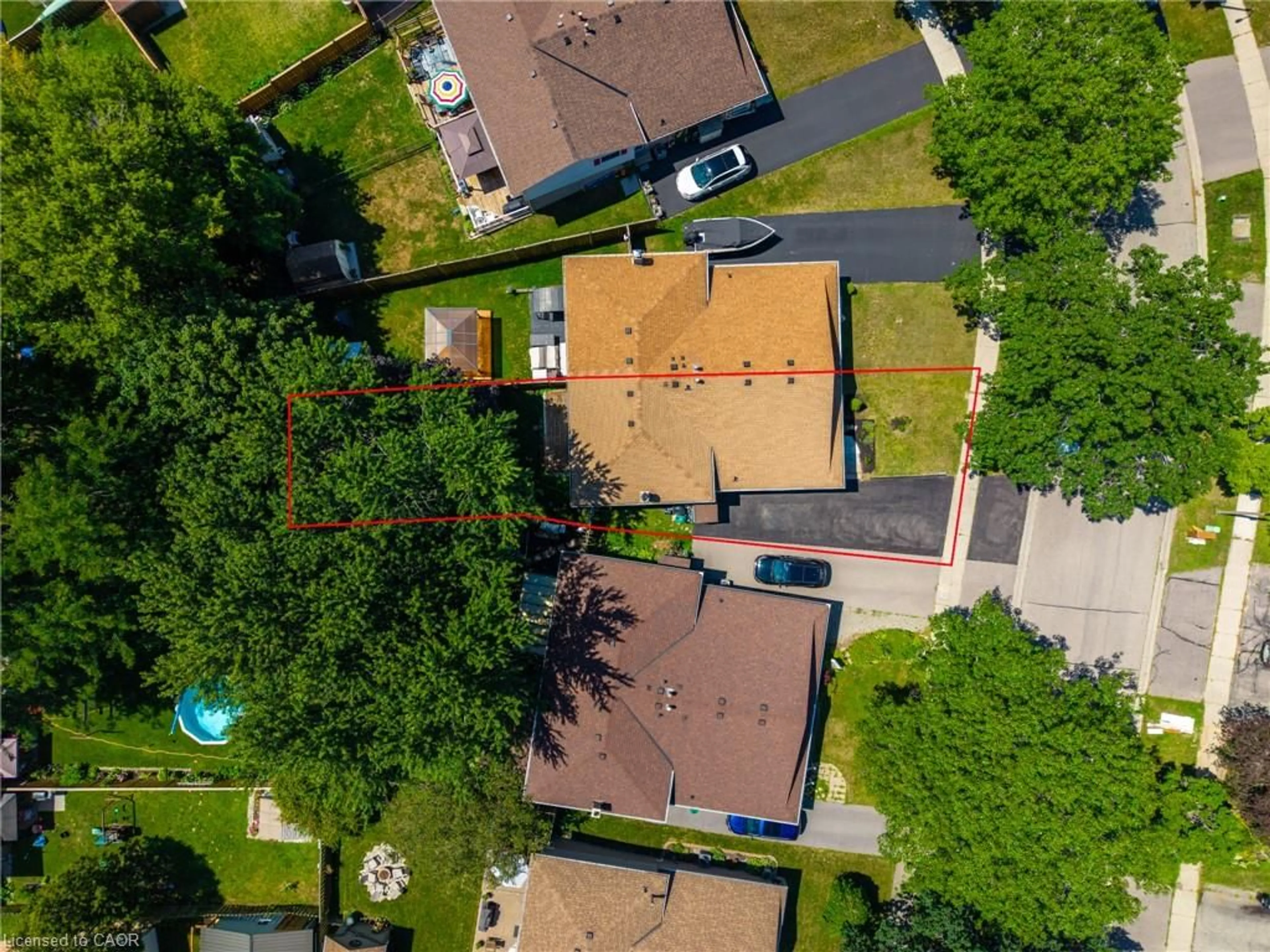 A pic from outside/outdoor area/front of a property/back of a property/a pic from drone, street for 97 Uxbridge Cres, Kitchener Ontario N2E 2S2