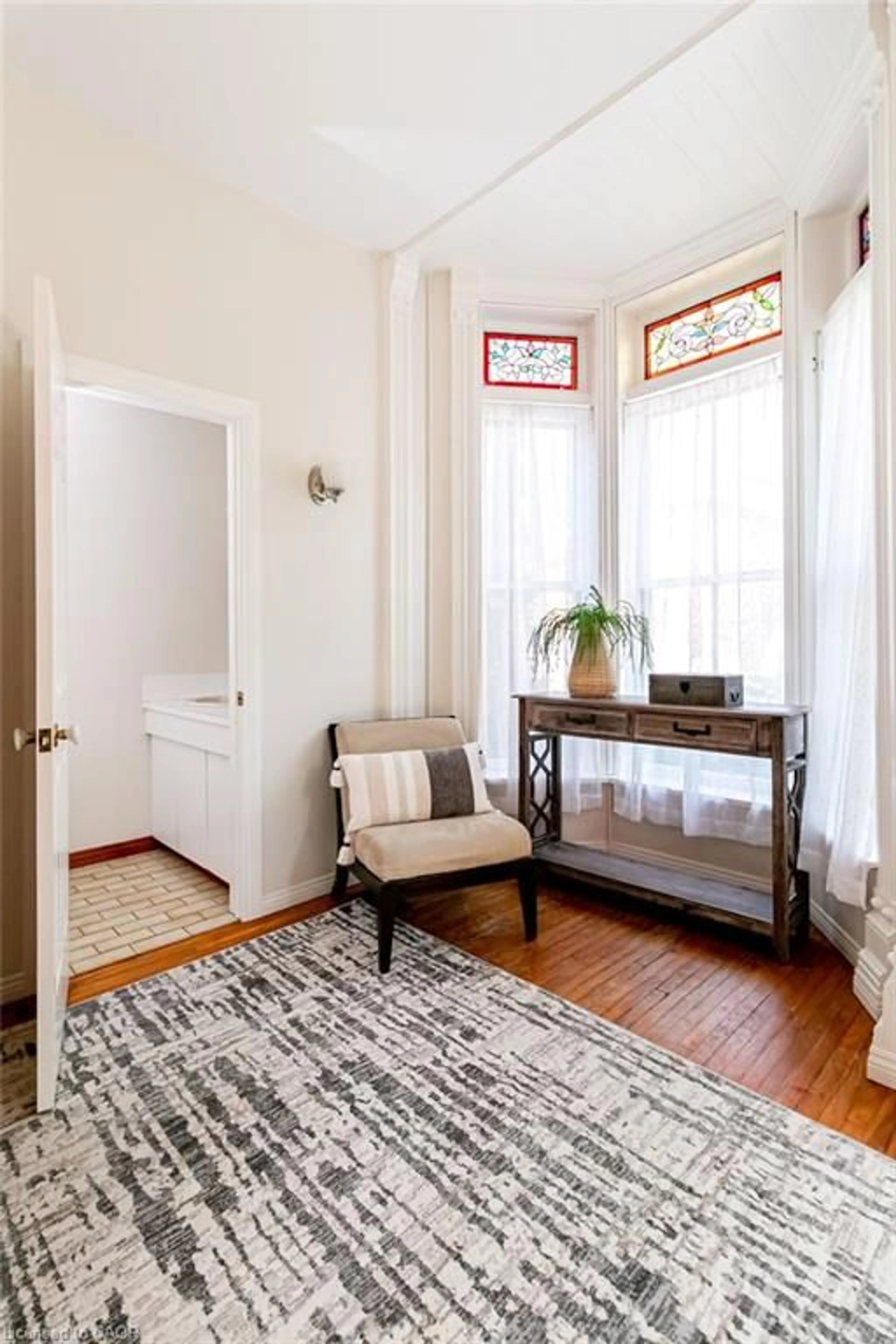 Indoor entryway for 218 Bay St, Hamilton Ontario L8P 3J1