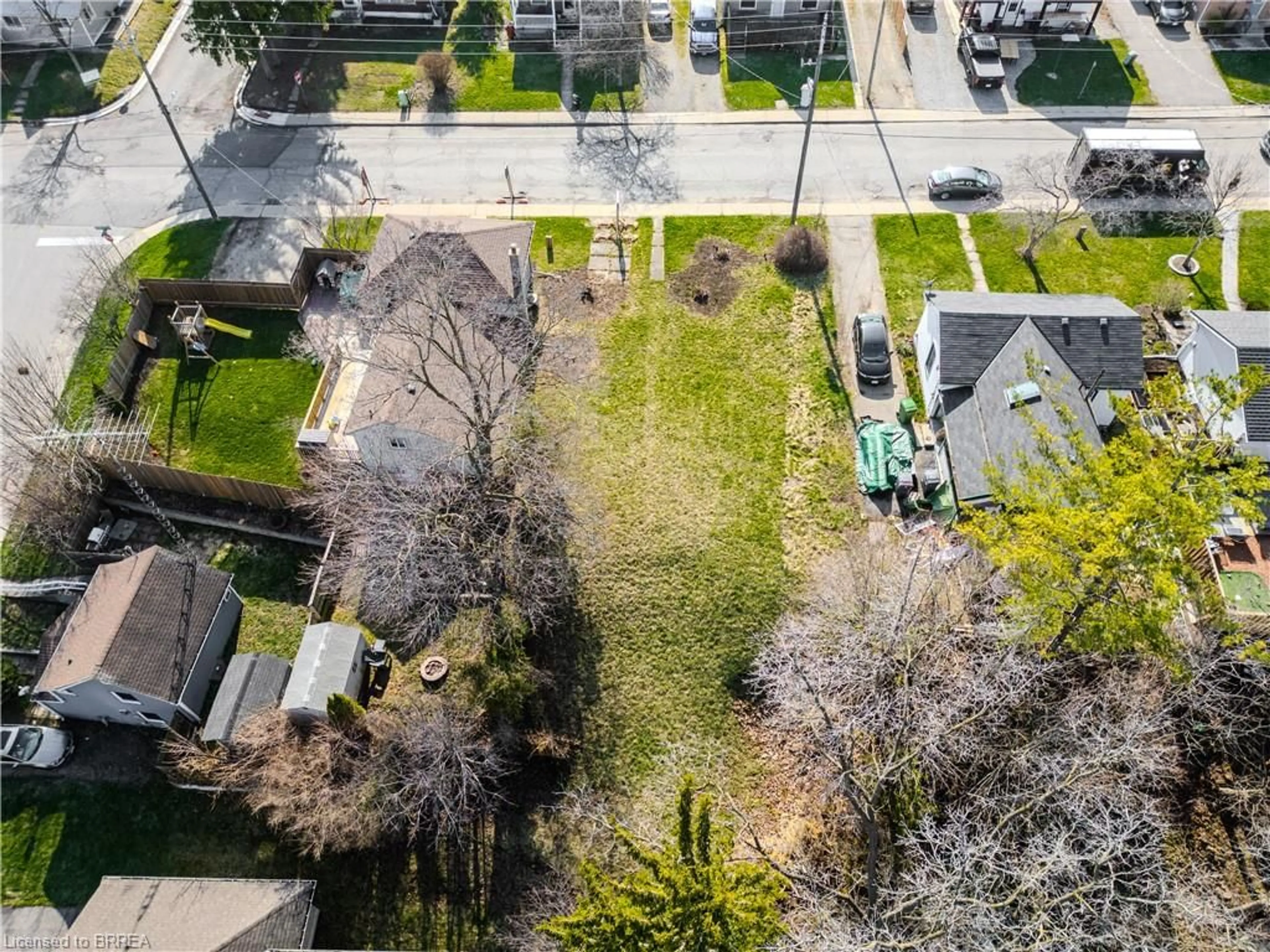 A pic from outside/outdoor area/front of a property/back of a property/a pic from drone, street for 32 Washington St, Paris Ontario N3L 2A5