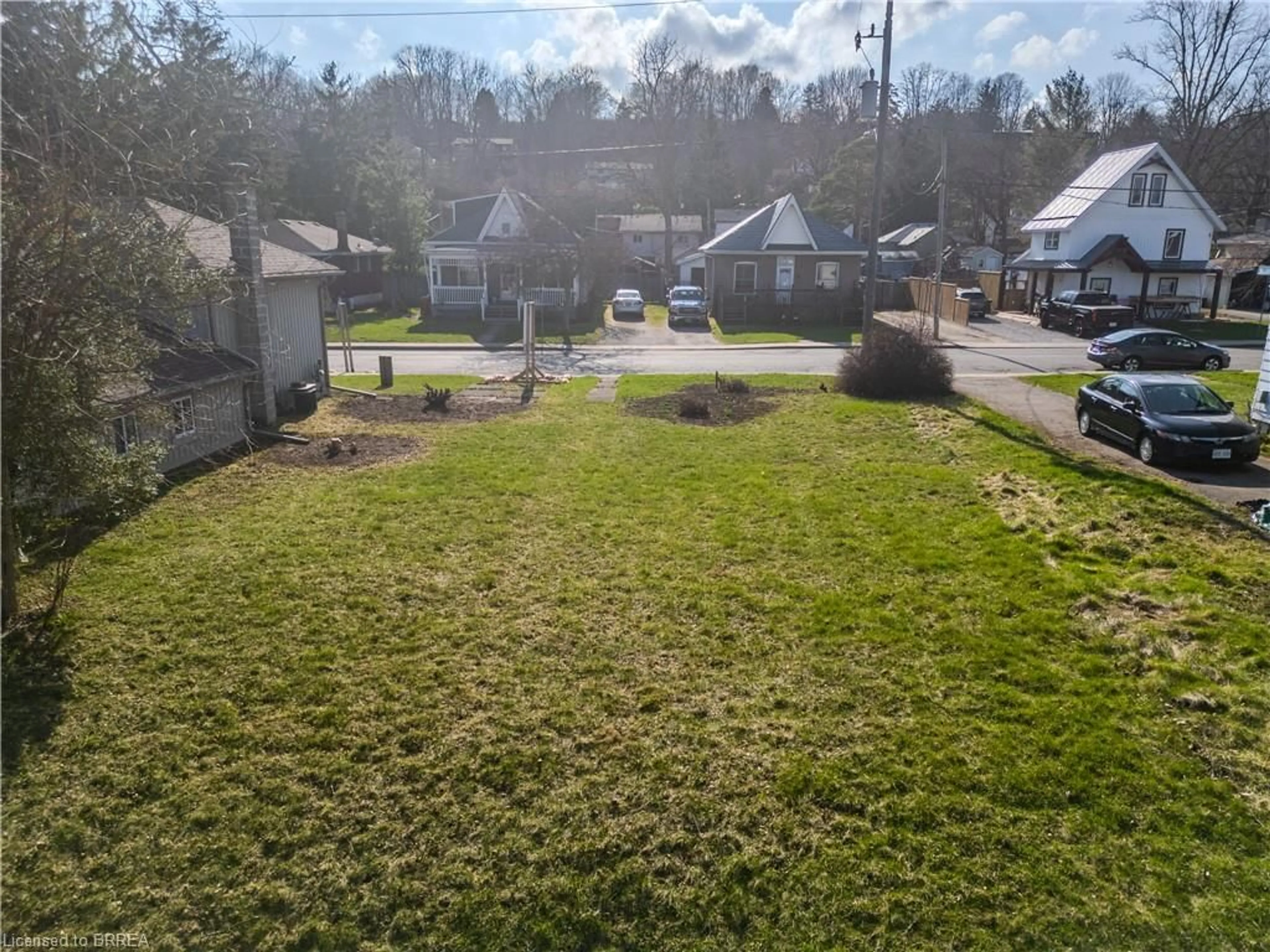 A pic from outside/outdoor area/front of a property/back of a property/a pic from drone, street for 32 Washington St, Paris Ontario N3L 2A5