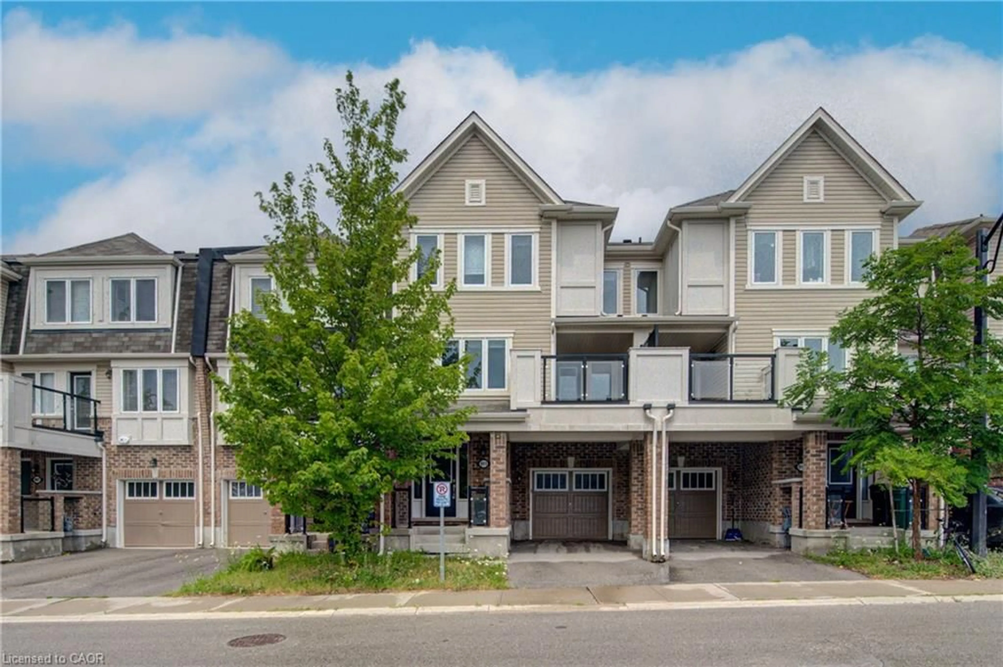 A pic from outside/outdoor area/front of a property/back of a property/a pic from drone, street for 911 Apple Hill Lane, Kitchener Ontario N2R 0L7