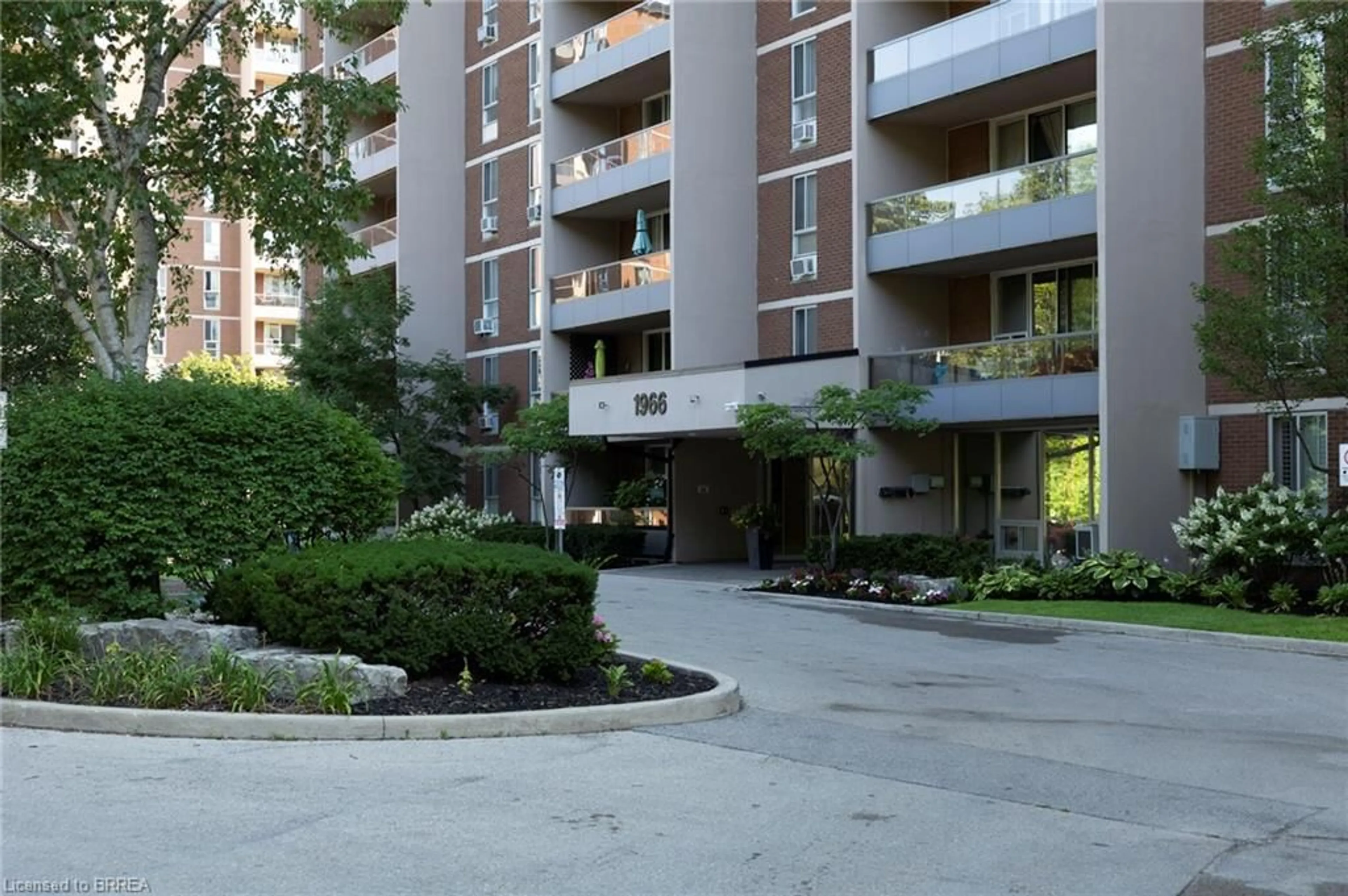 Patio, street for 1966 Main St #907, Hamilton Ontario L8S 1J6
