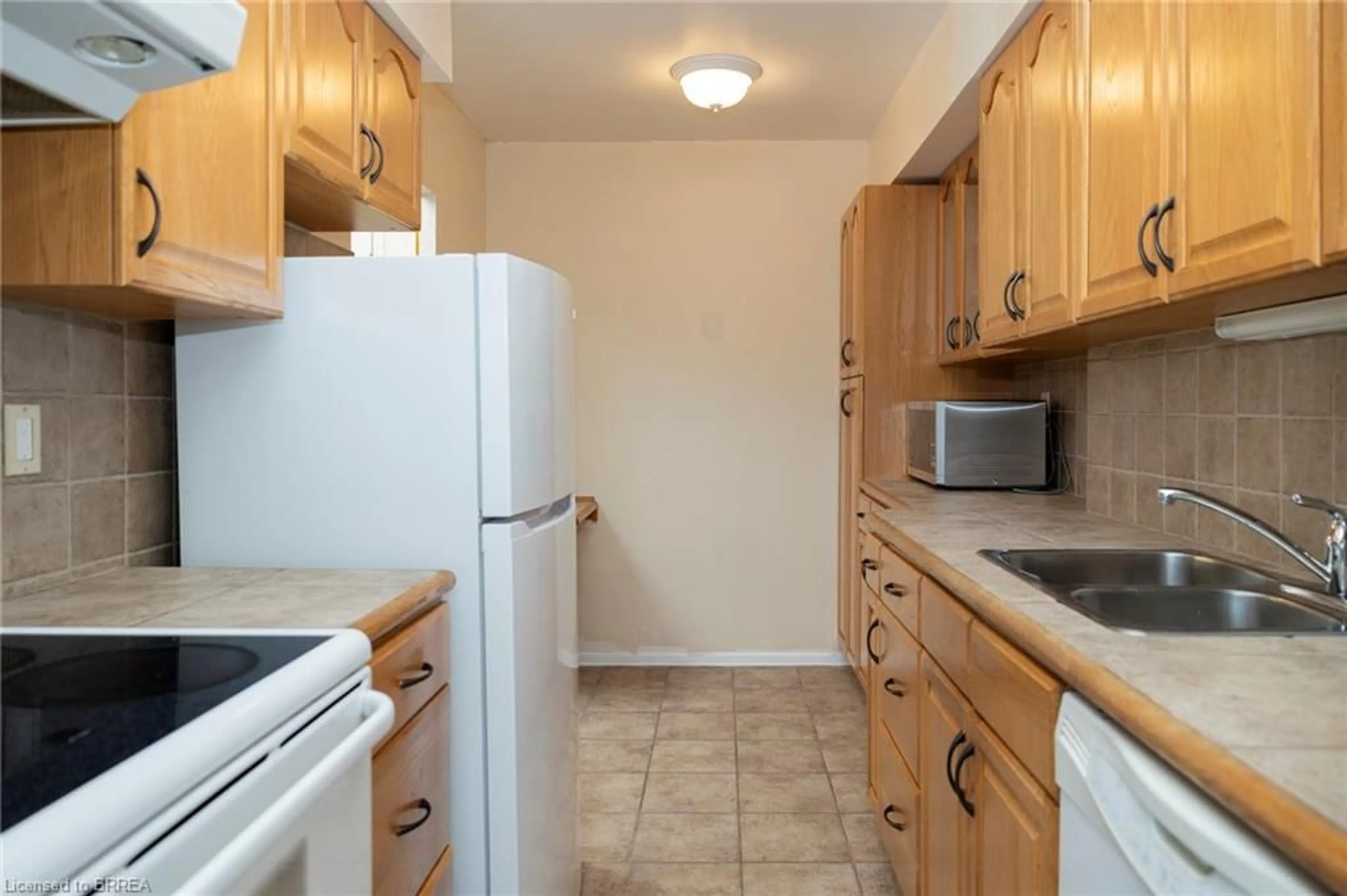 Standard kitchen, unknown for 1966 Main St #907, Hamilton Ontario L8S 1J6