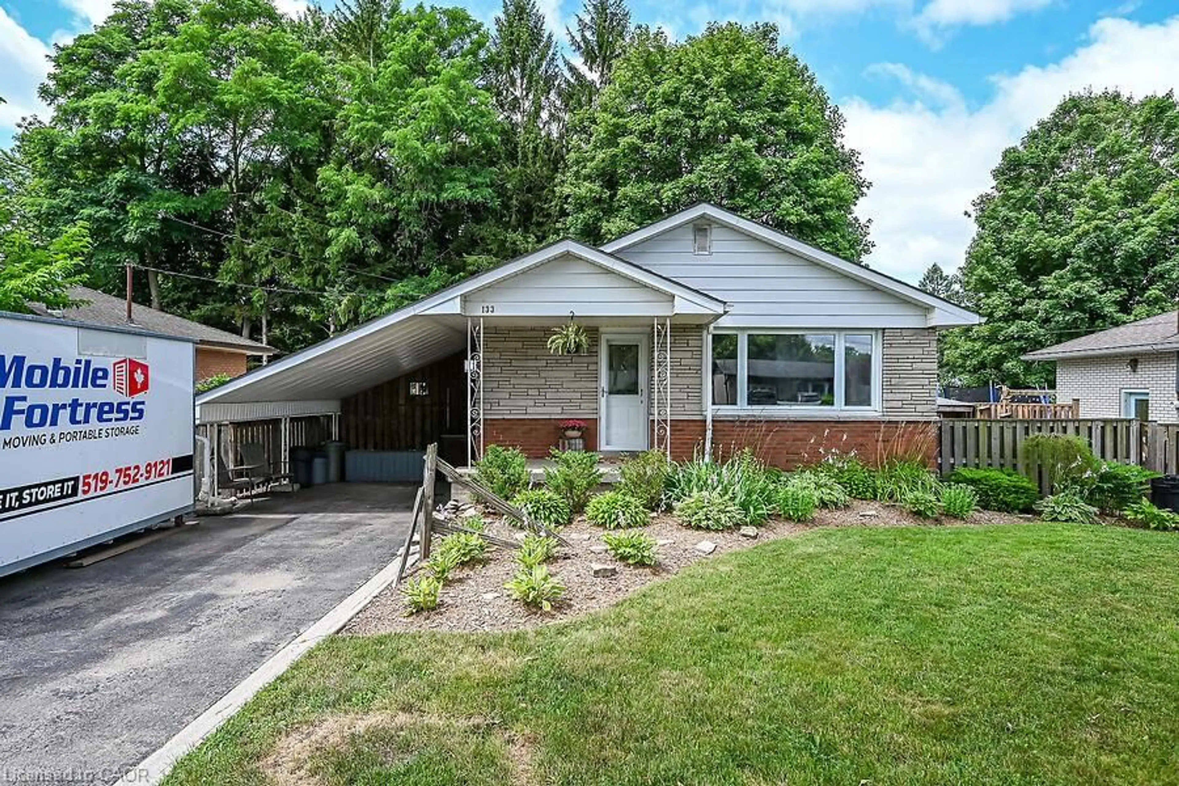 Home with vinyl exterior material, street for 133 Berwick St, Caledonia Ontario N3W 1E6