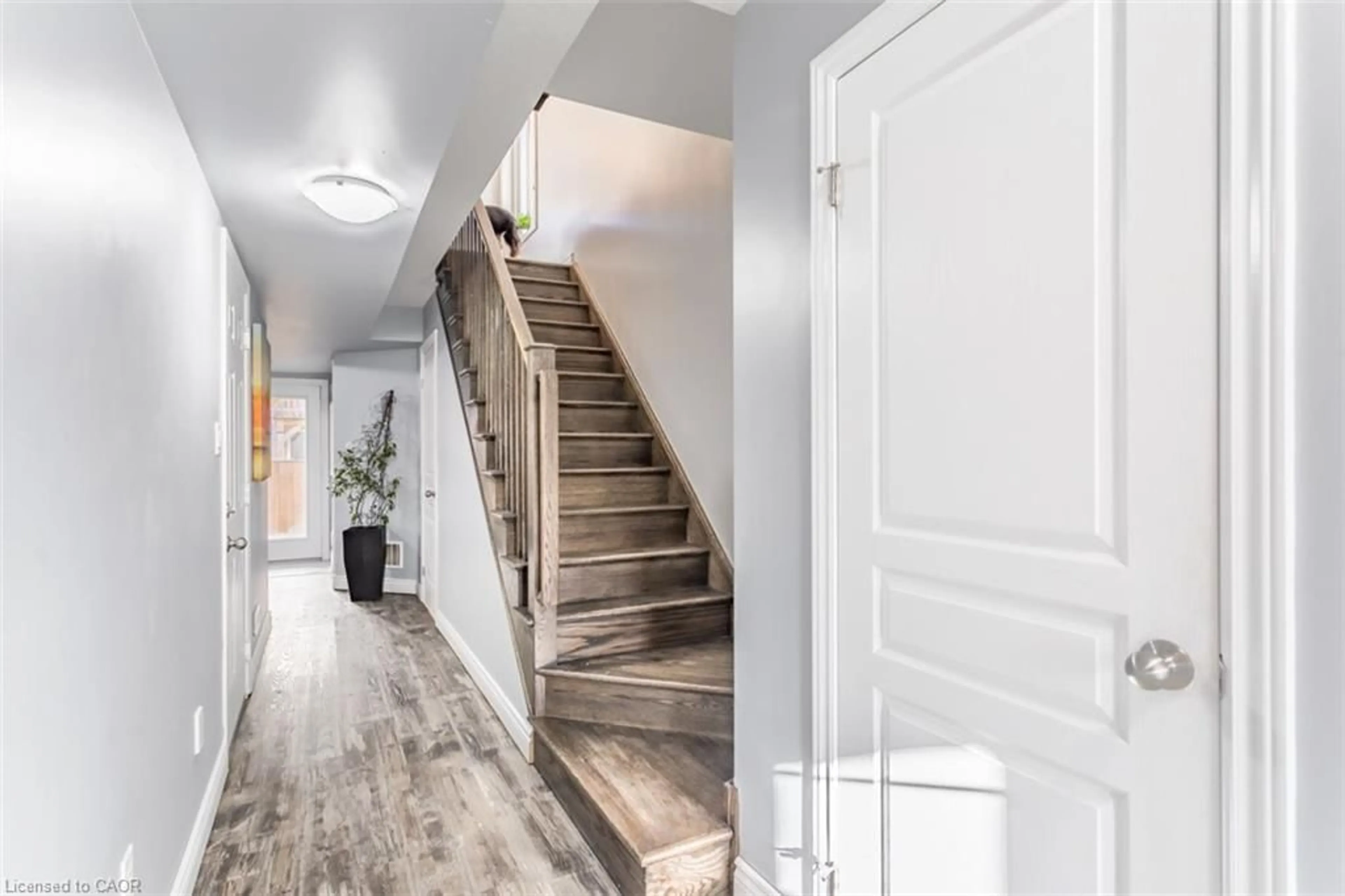 Indoor entryway for 14 Kenridge Terr, Stoney Creek Ontario L8J 0G4