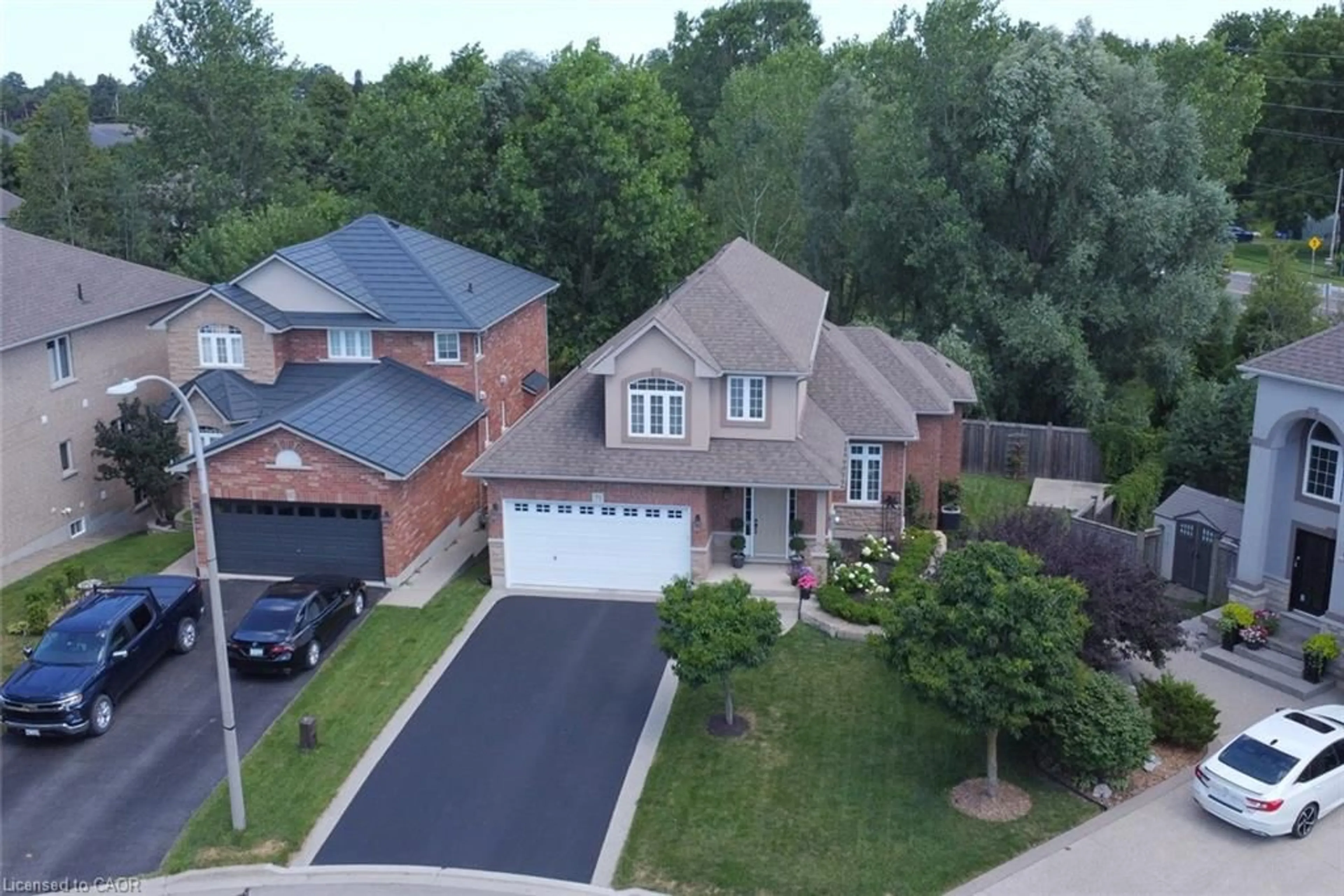 A pic from outside/outdoor area/front of a property/back of a property/a pic from drone, street for 71 Naomi Crt, Ancaster Ontario L9G 5E4