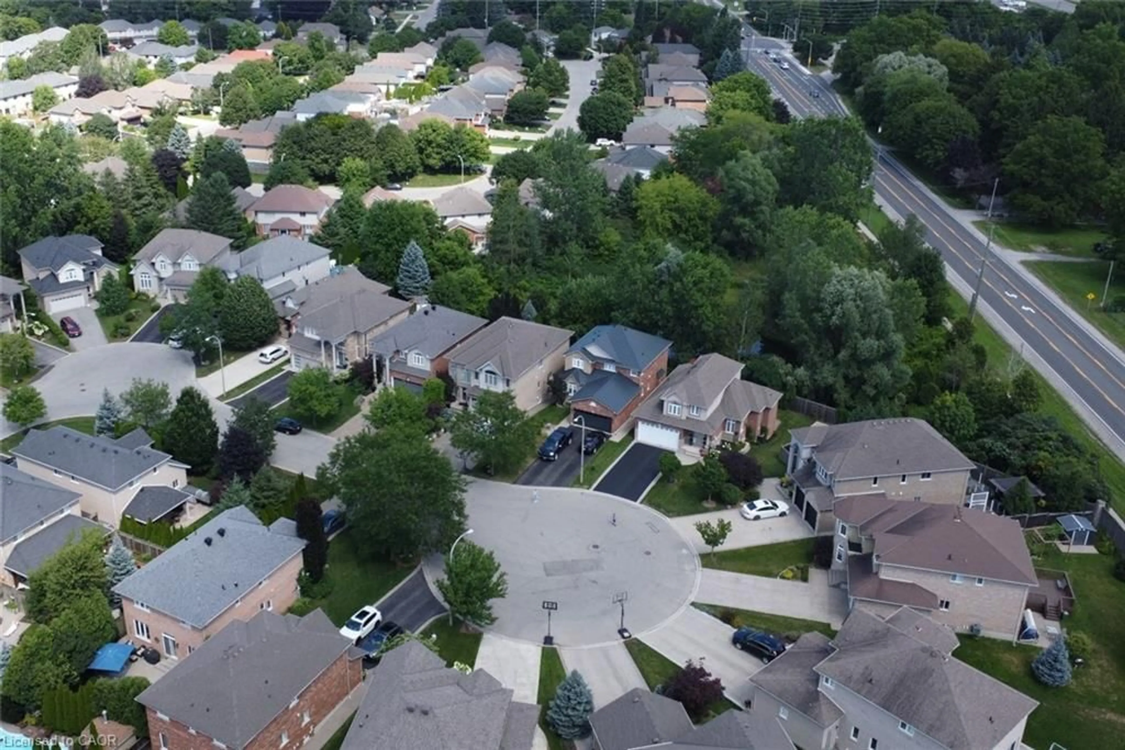 A pic from outside/outdoor area/front of a property/back of a property/a pic from drone, street for 71 Naomi Crt, Ancaster Ontario L9G 5E4