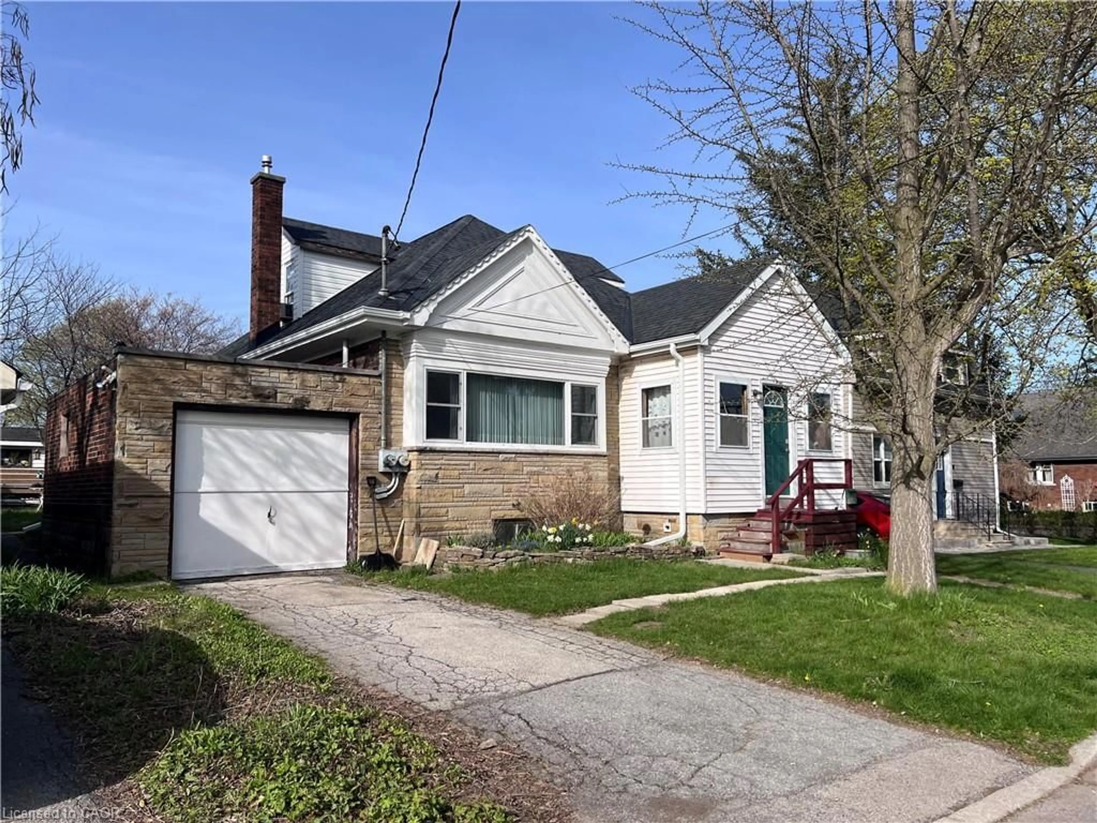Home with brick exterior material, street for 196 Glen Rd, Hamilton Ontario L8S 3N4