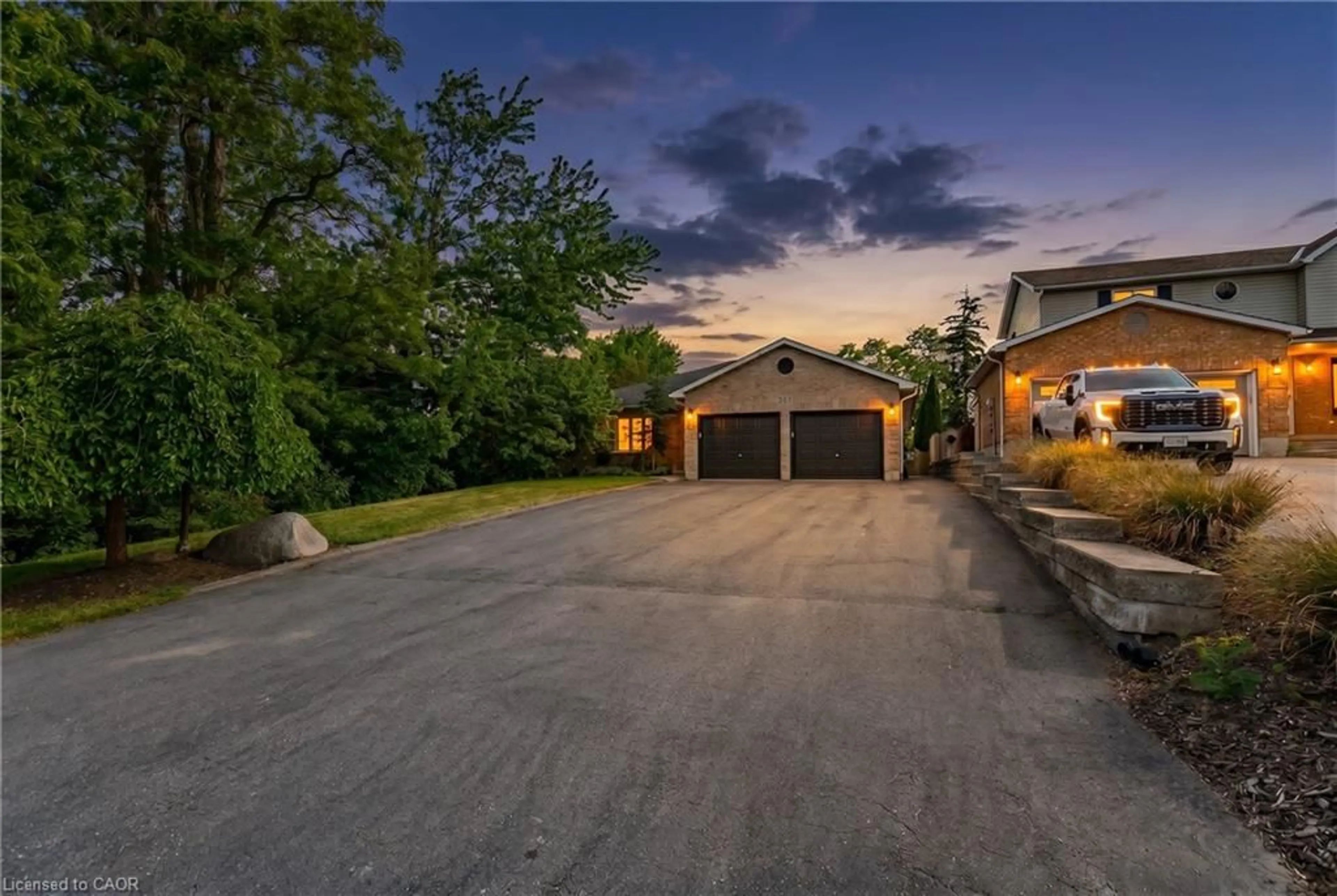 A pic from outside/outdoor area/front of a property/back of a property/a pic from drone, street for 907 Doon Village Rd, Kitchener Ontario N2P 1A1