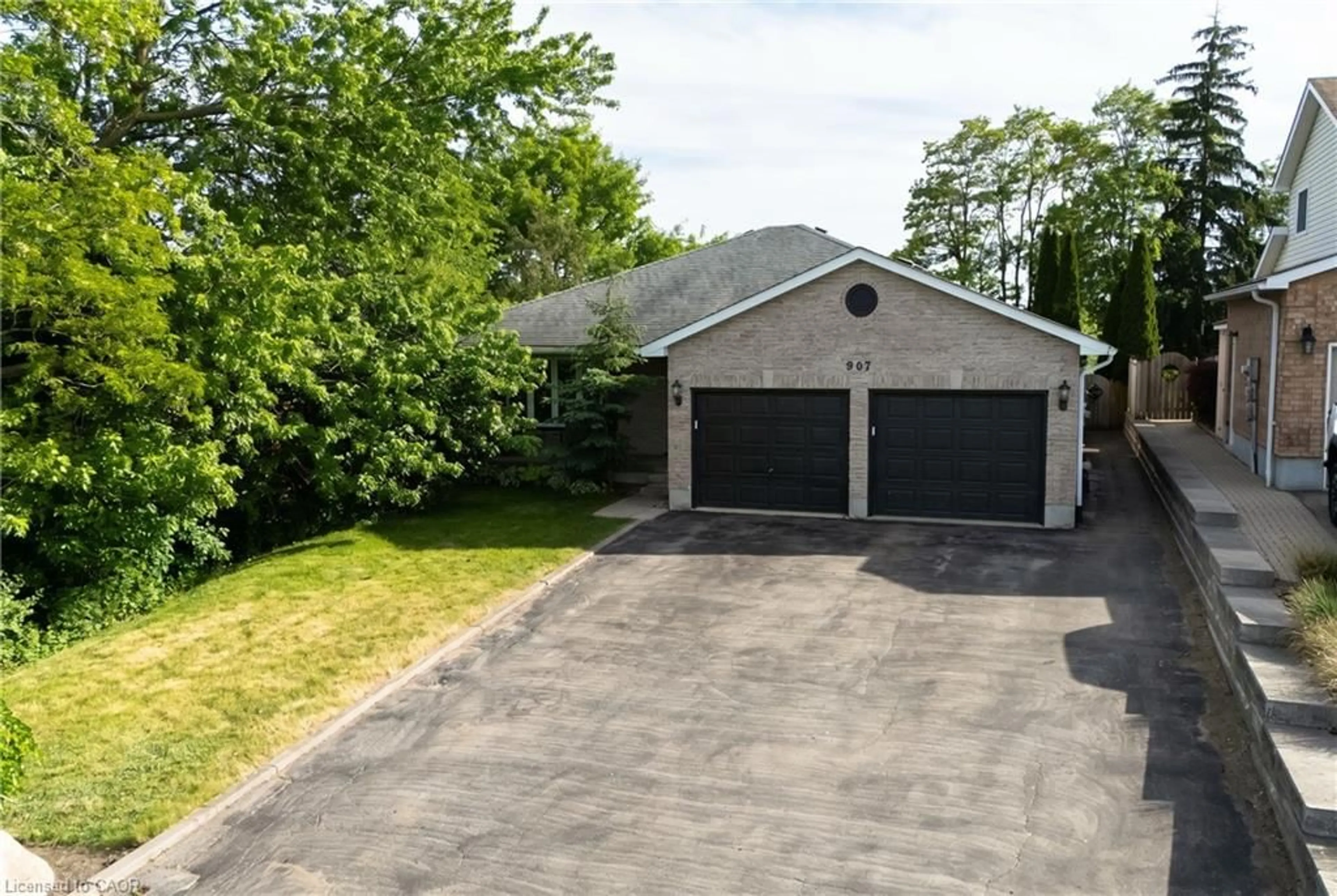 A pic from outside/outdoor area/front of a property/back of a property/a pic from drone, street for 907 Doon Village Rd, Kitchener Ontario N2P 1A1