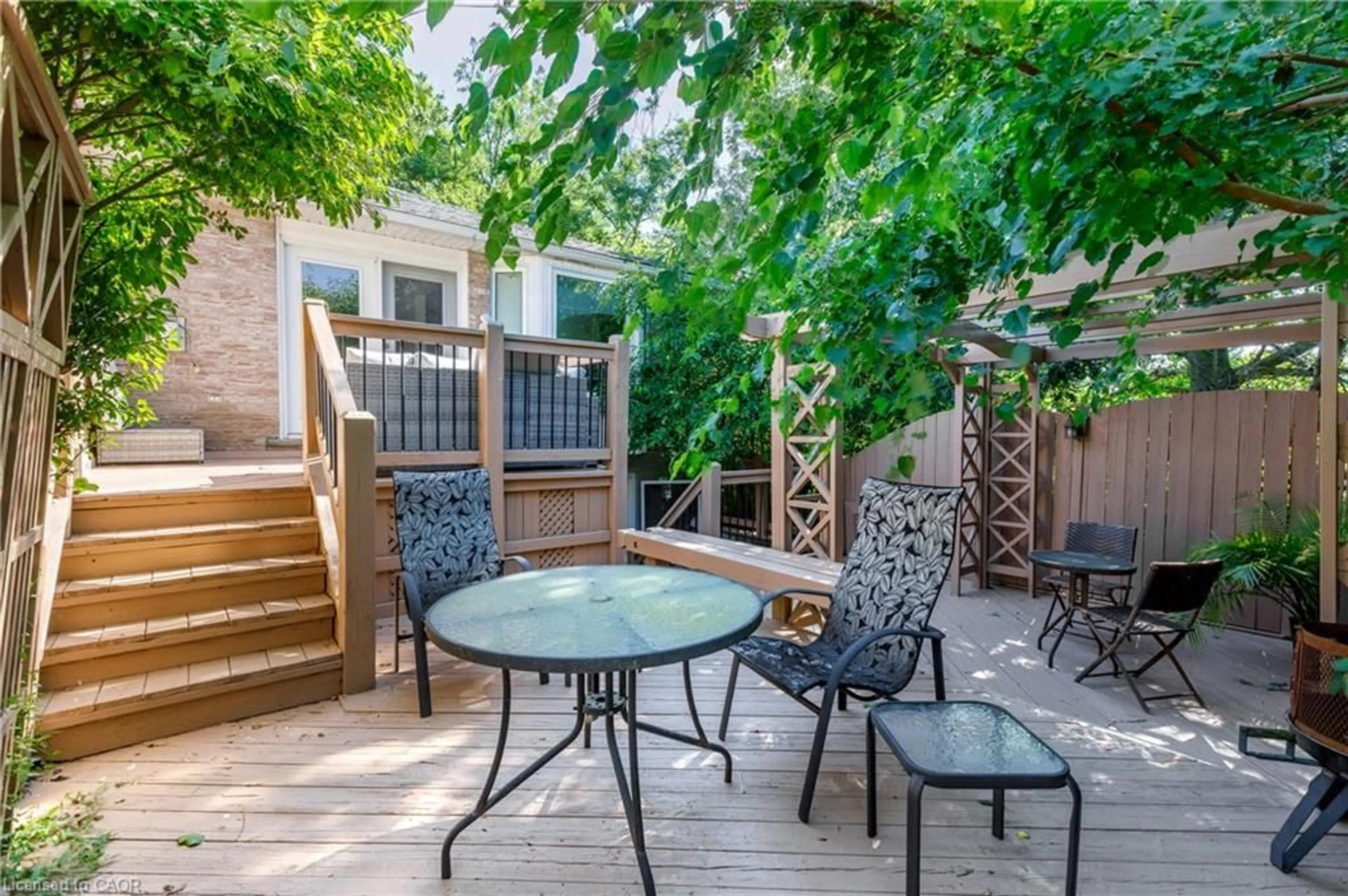Patio, street for 907 Doon Village Rd, Kitchener Ontario N2P 1A1