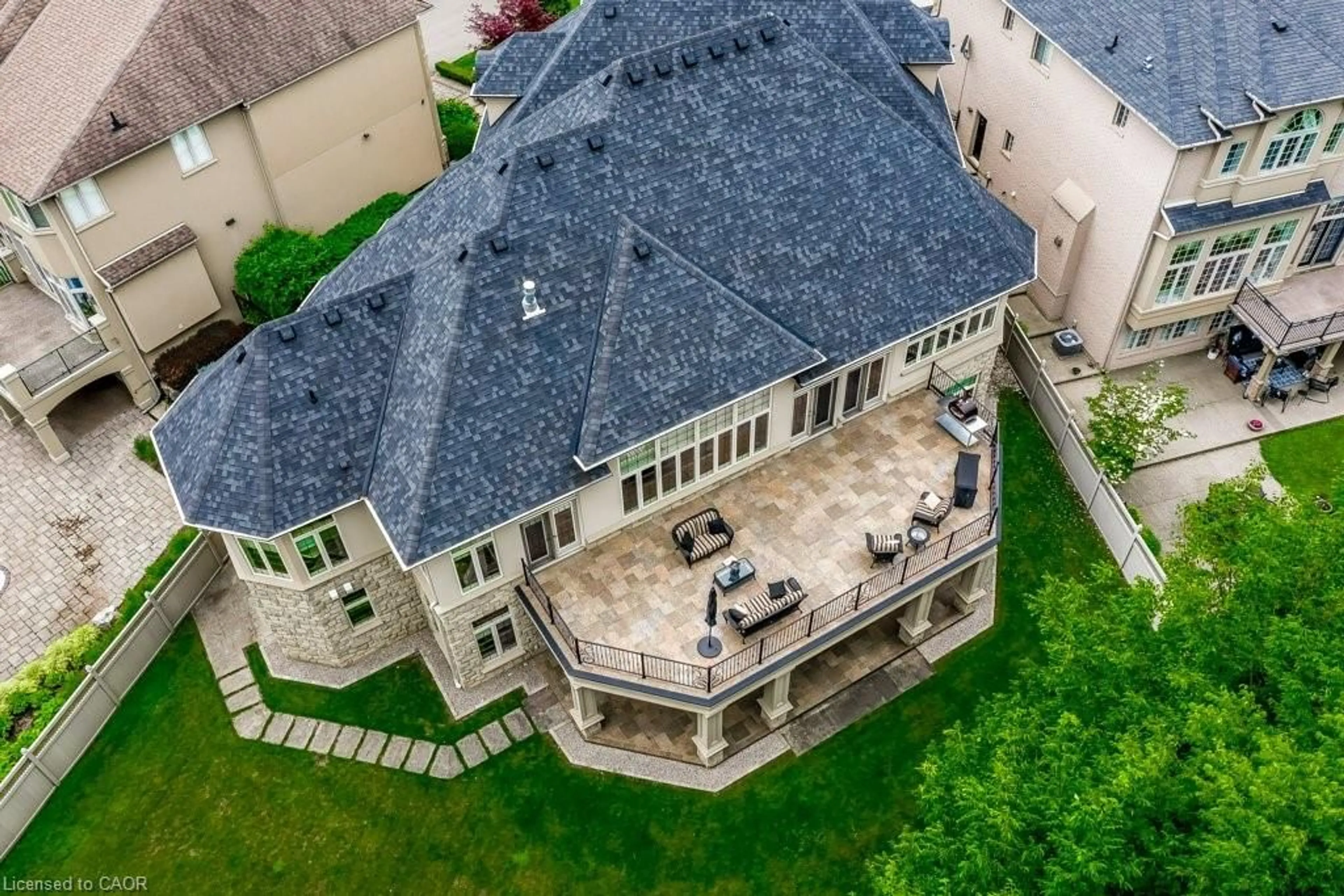 A pic from outside/outdoor area/front of a property/back of a property/a pic from drone, building for 172 Diiorio Cir, Ancaster Ontario L9K 1T3