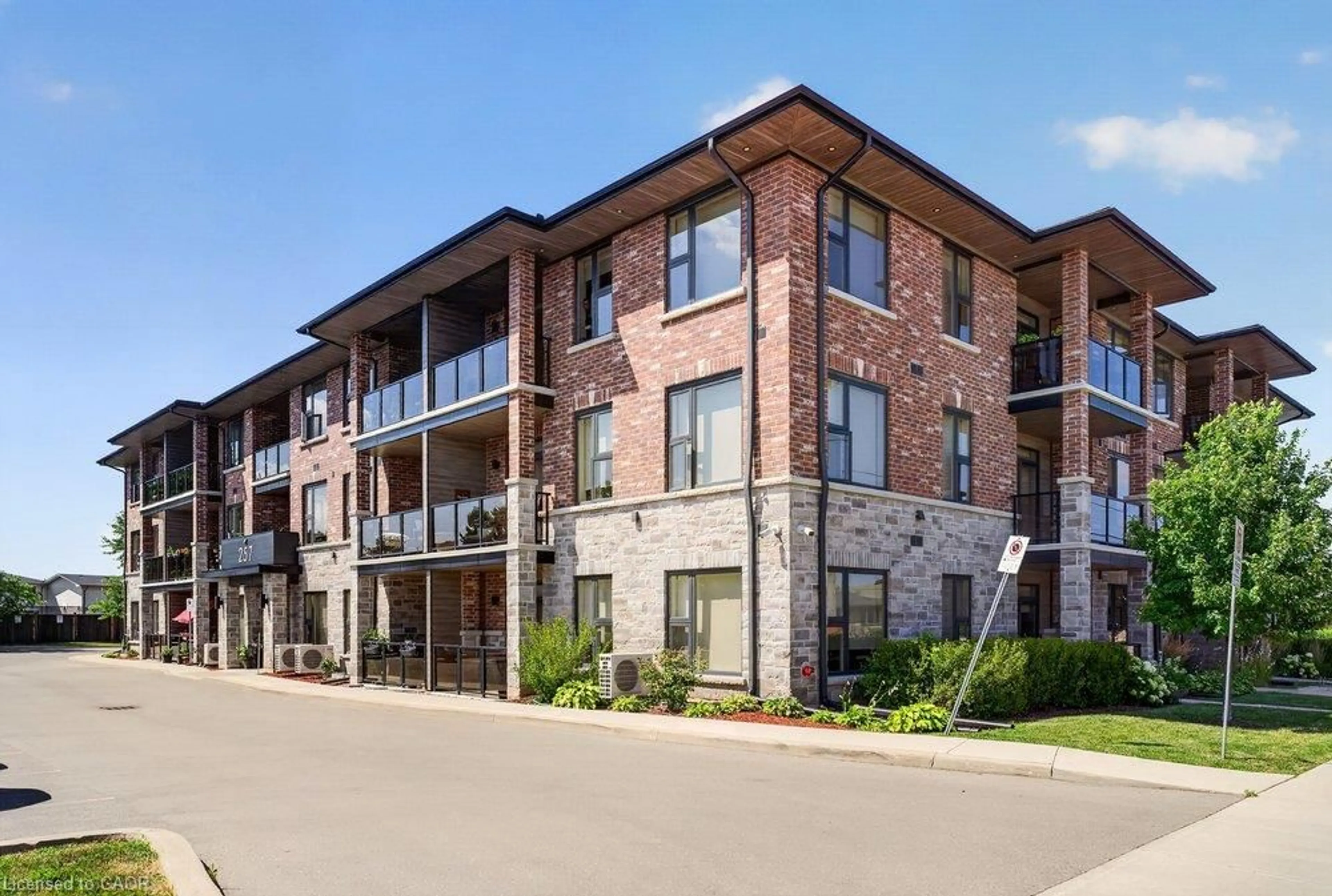 Home with brick exterior material, building for 257 Millen Rd #212, Stoney Creek Ontario L8E 2H1