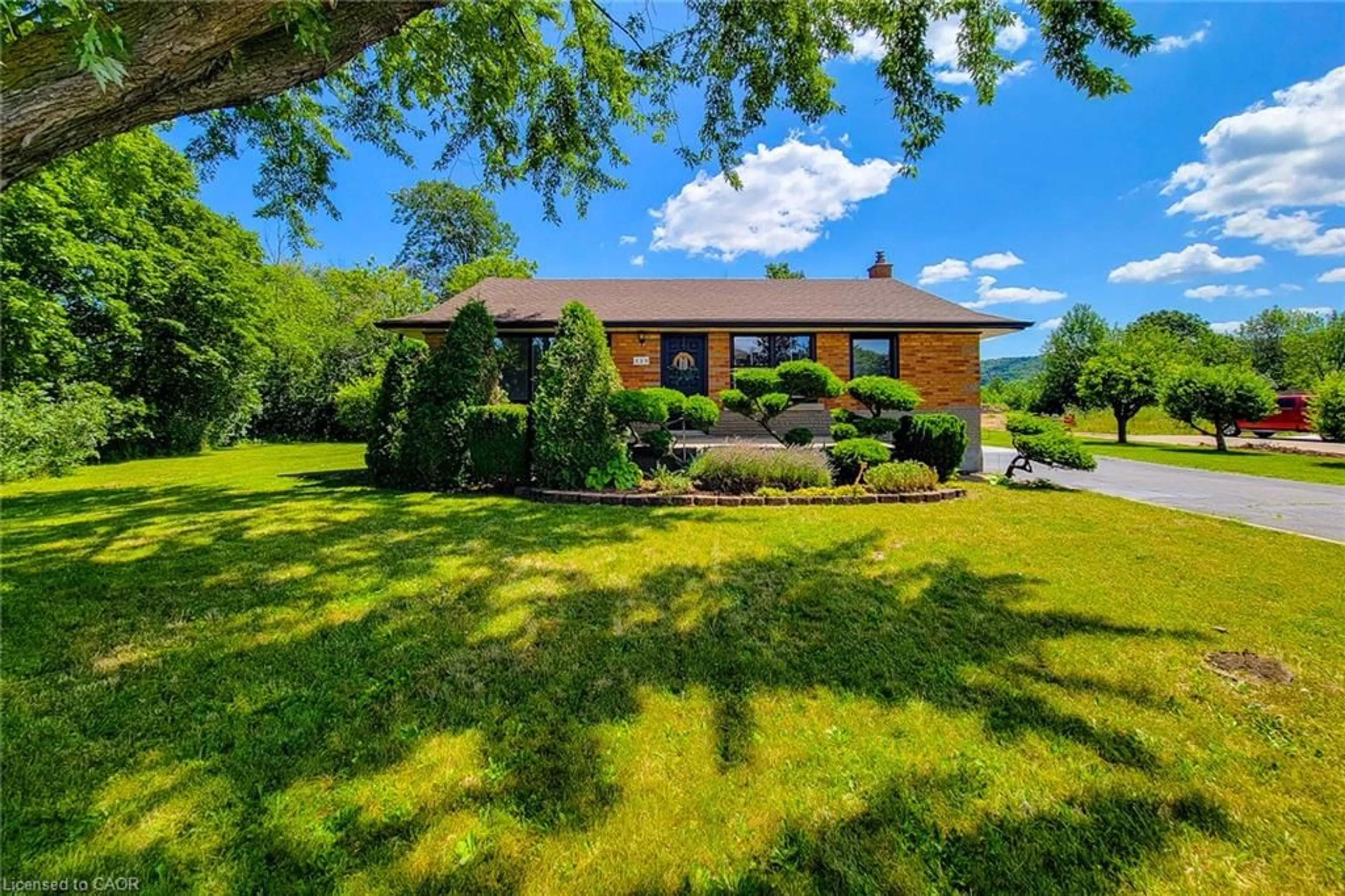 A pic from outside/outdoor area/front of a property/back of a property/a pic from drone, unknown for 220 Winona Rd, Stoney Creek Ontario L8E 5K4
