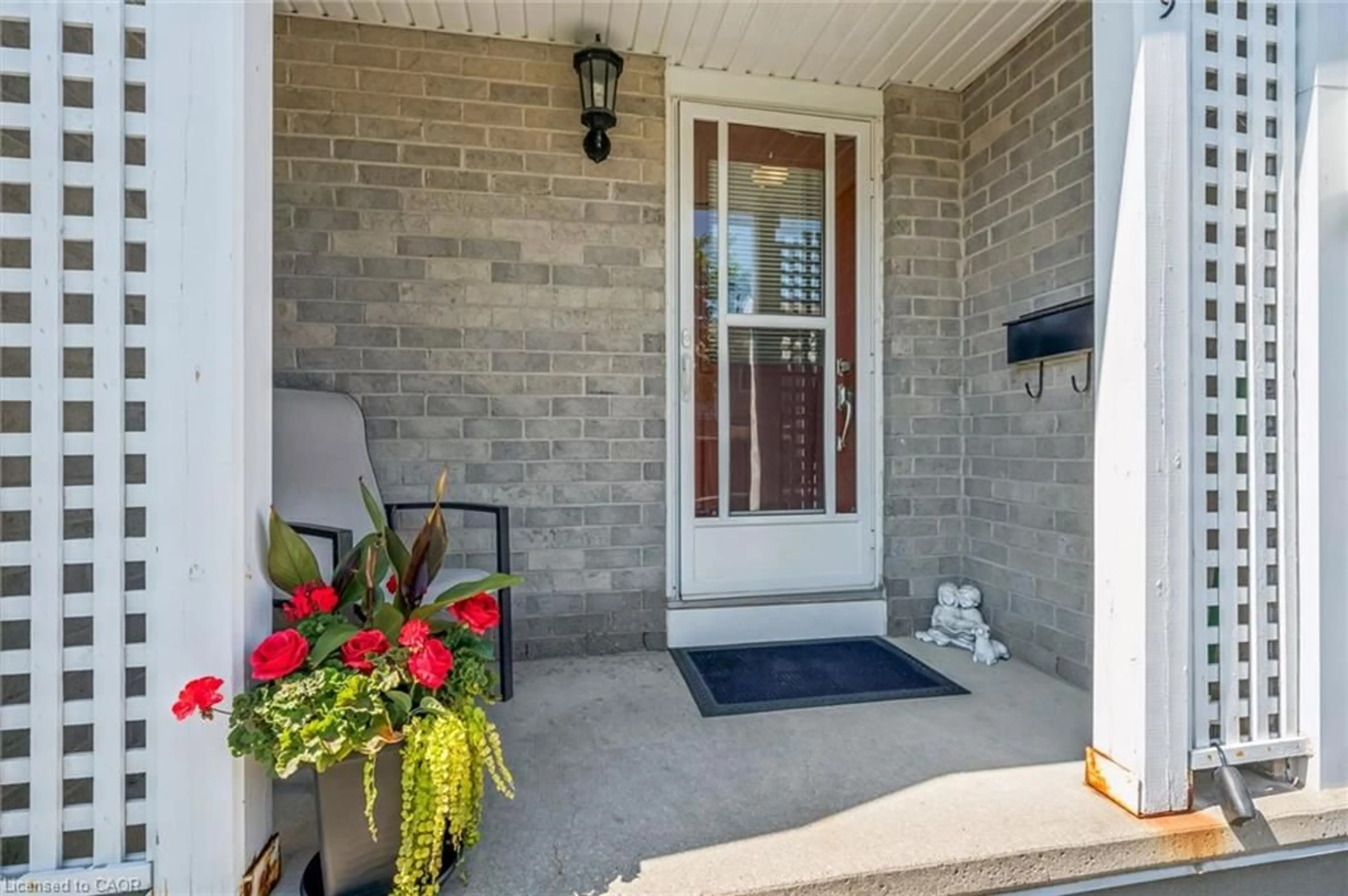 Indoor entryway for 365 Pioneer Dr #19, Kitchener Ontario N2P 2A6