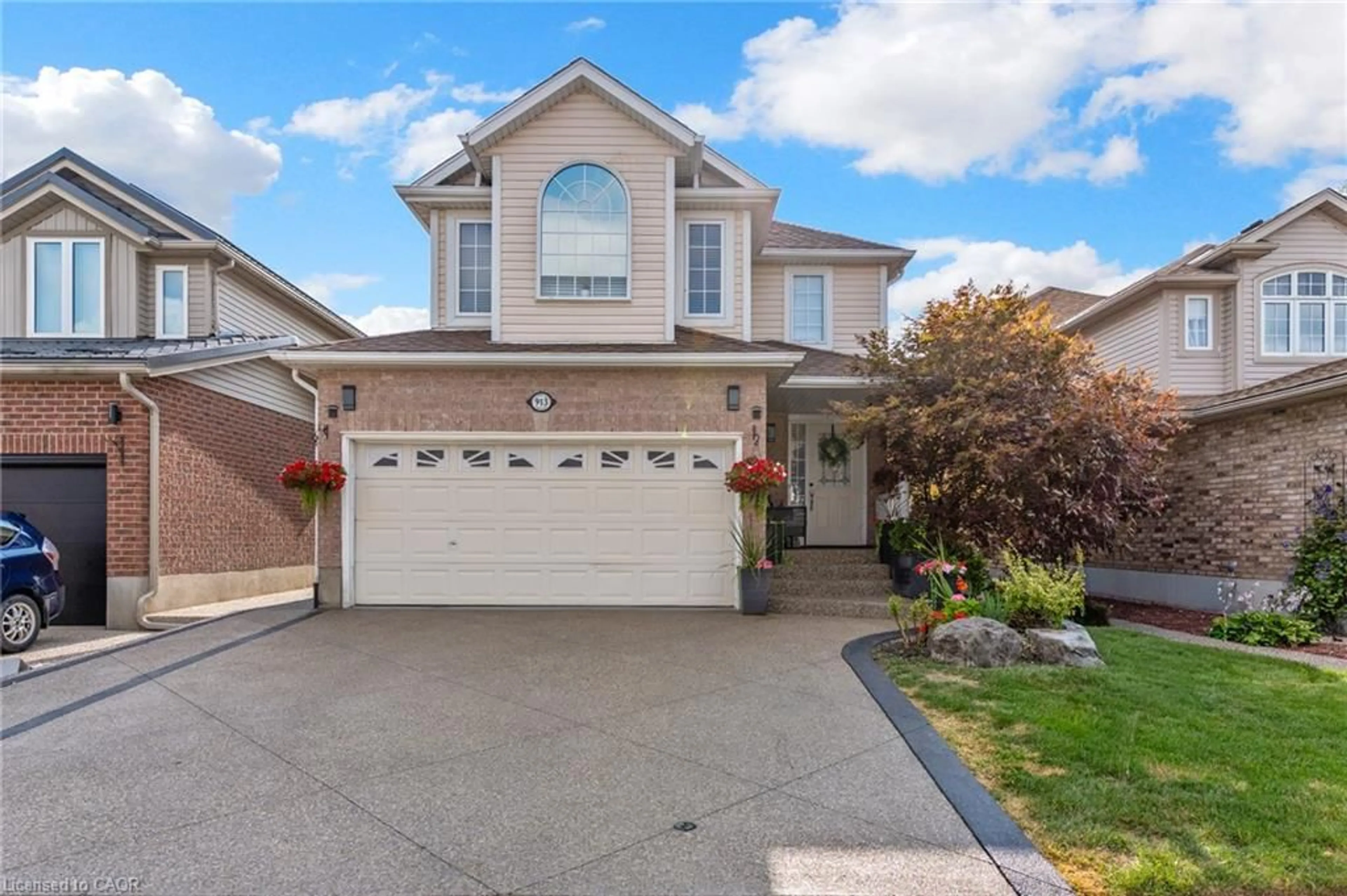 Home with vinyl exterior material, street for 913 Copper Leaf Cres, Kitchener Ontario N2E 3W1