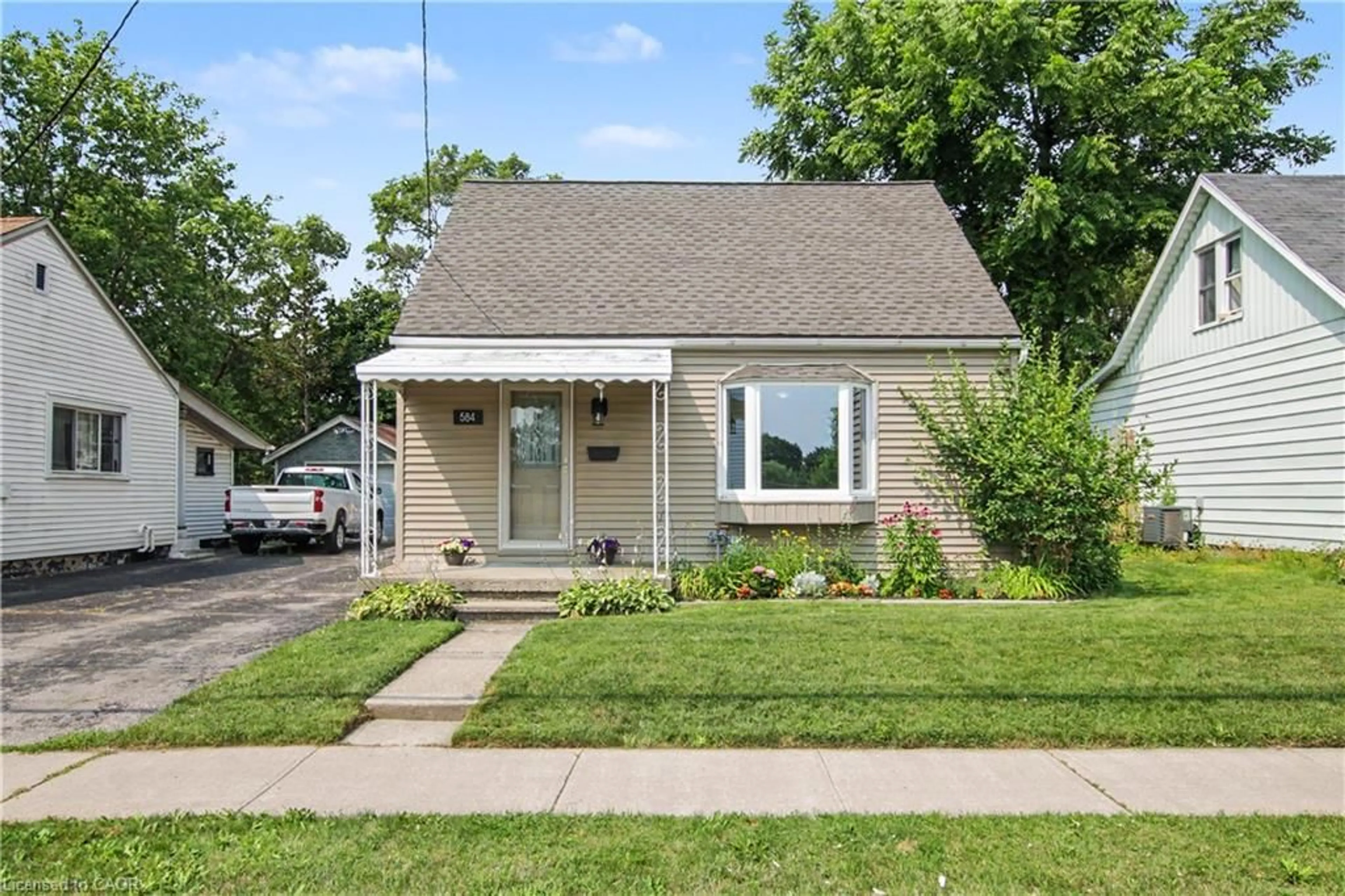 Home with vinyl exterior material, street for 584 Concession Rd, Cambridge Ontario N3H 4L3