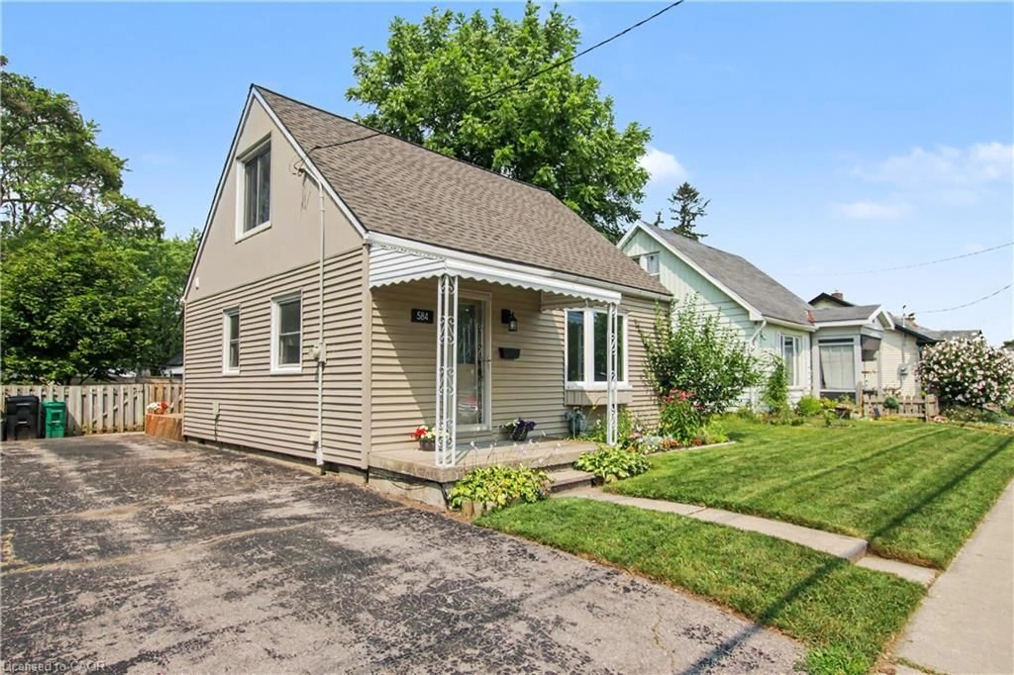 Home with vinyl exterior material, street for 584 Concession Rd, Cambridge Ontario N3H 4L3