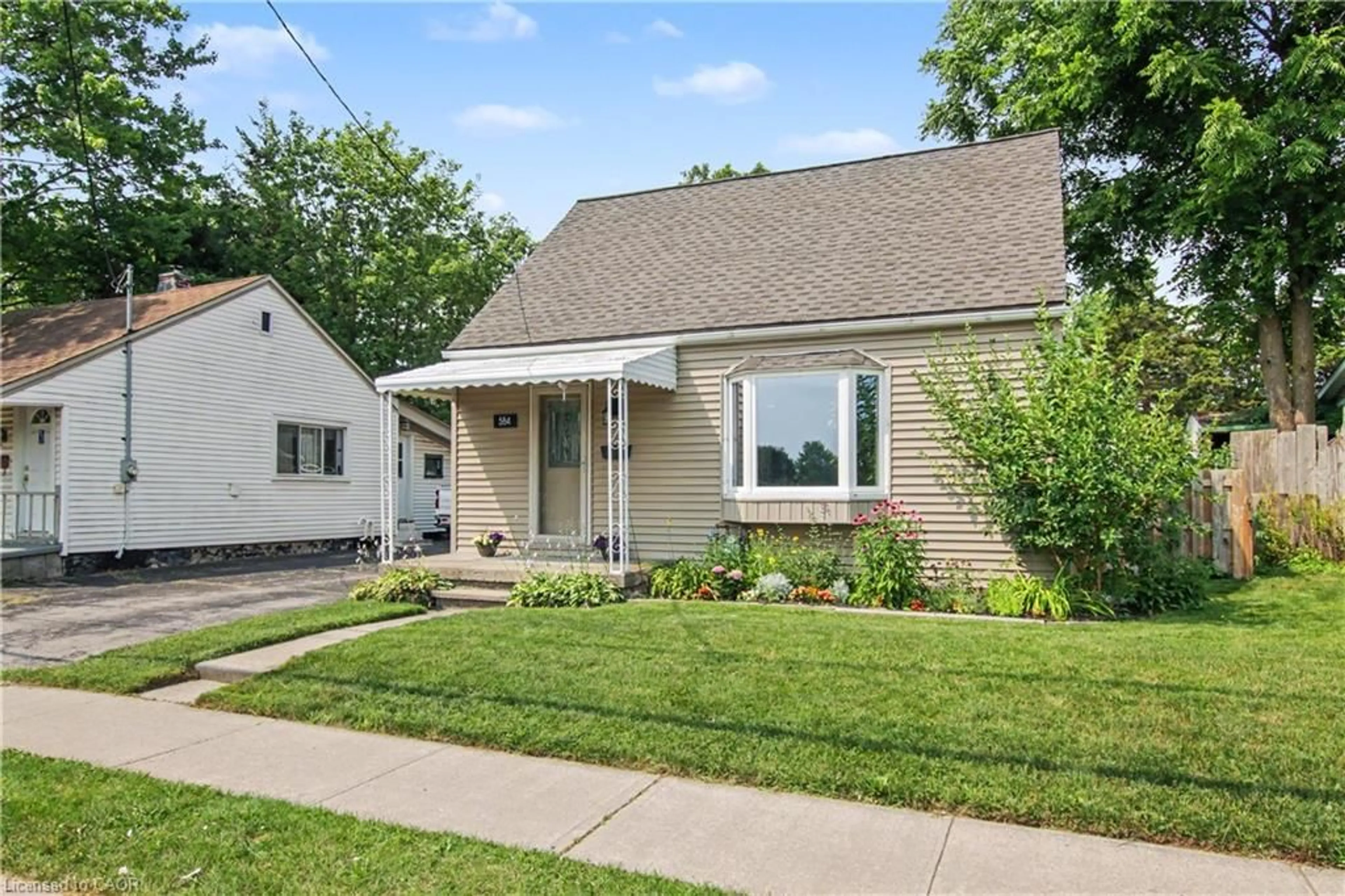 Home with vinyl exterior material, street for 584 Concession Rd, Cambridge Ontario N3H 4L3