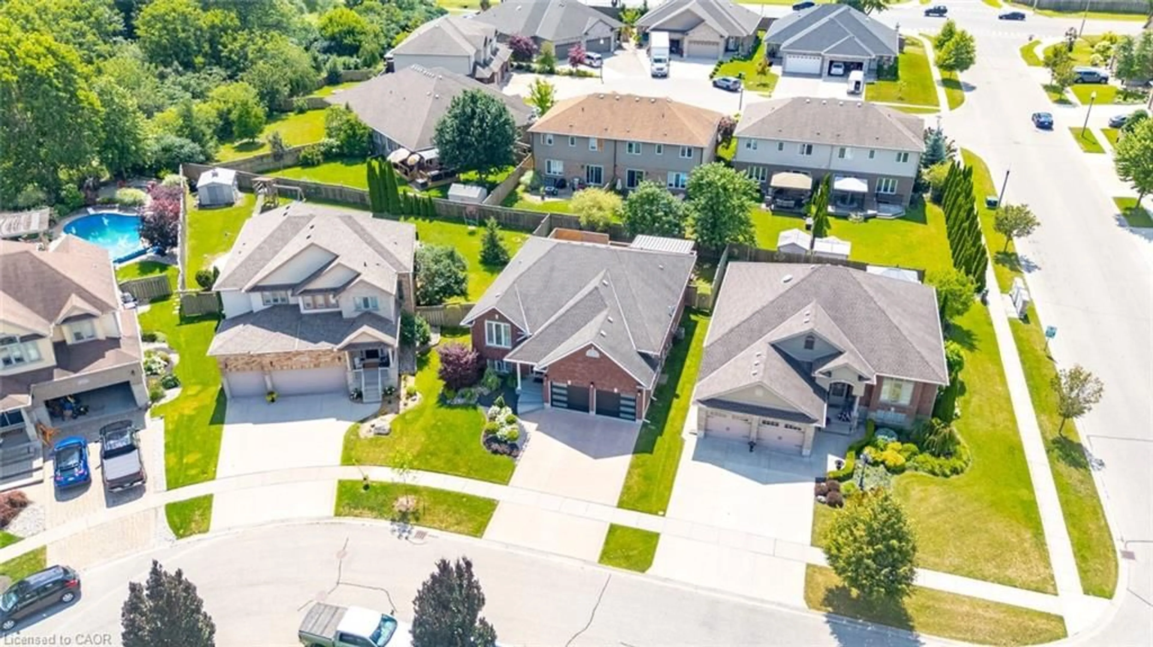 A pic from outside/outdoor area/front of a property/back of a property/a pic from drone, street for 6 Westview Crt, Woodstock Ontario N4T 0B8