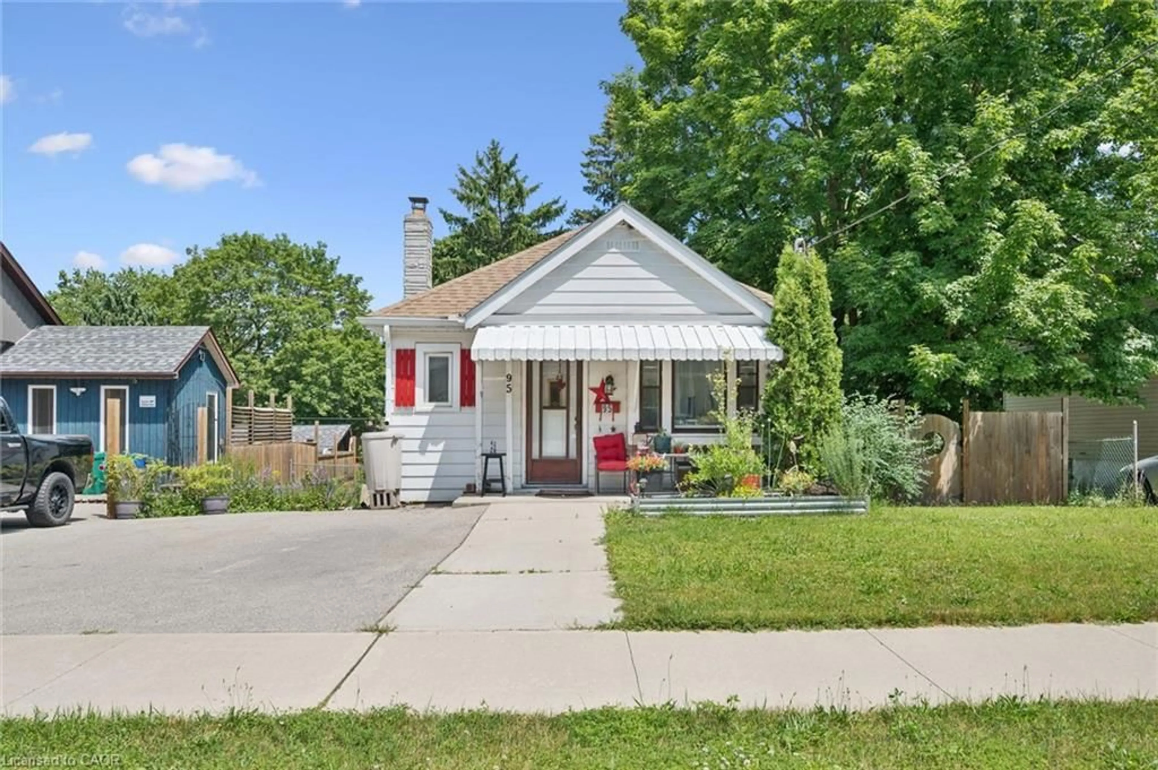 Home with vinyl exterior material, street for 95 Forest Rd, Cambridge Ontario N1S 3B6