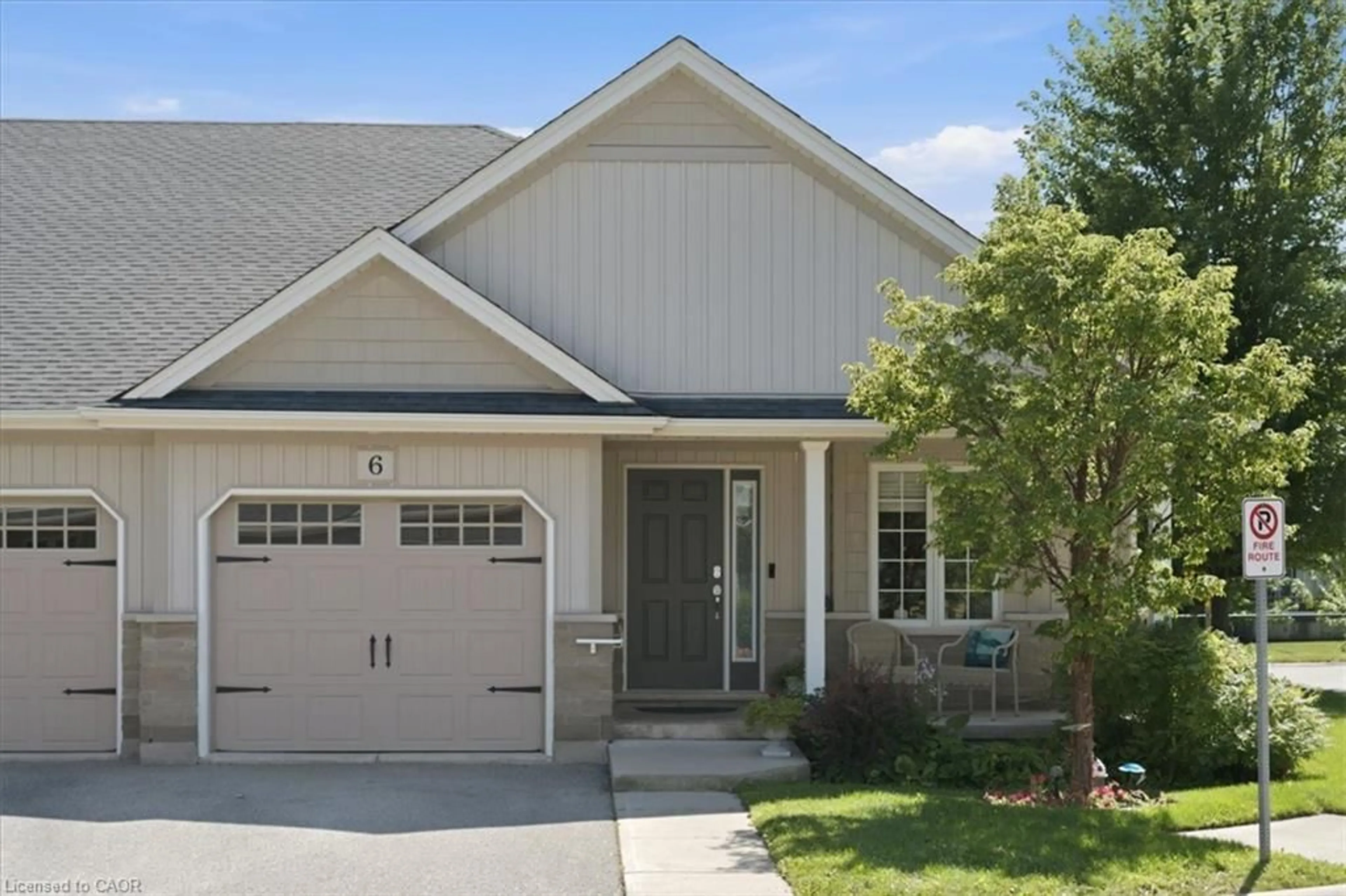 Home with vinyl exterior material, street for 6 Sunnydale Crt, Smithville Ontario L0R 2A0