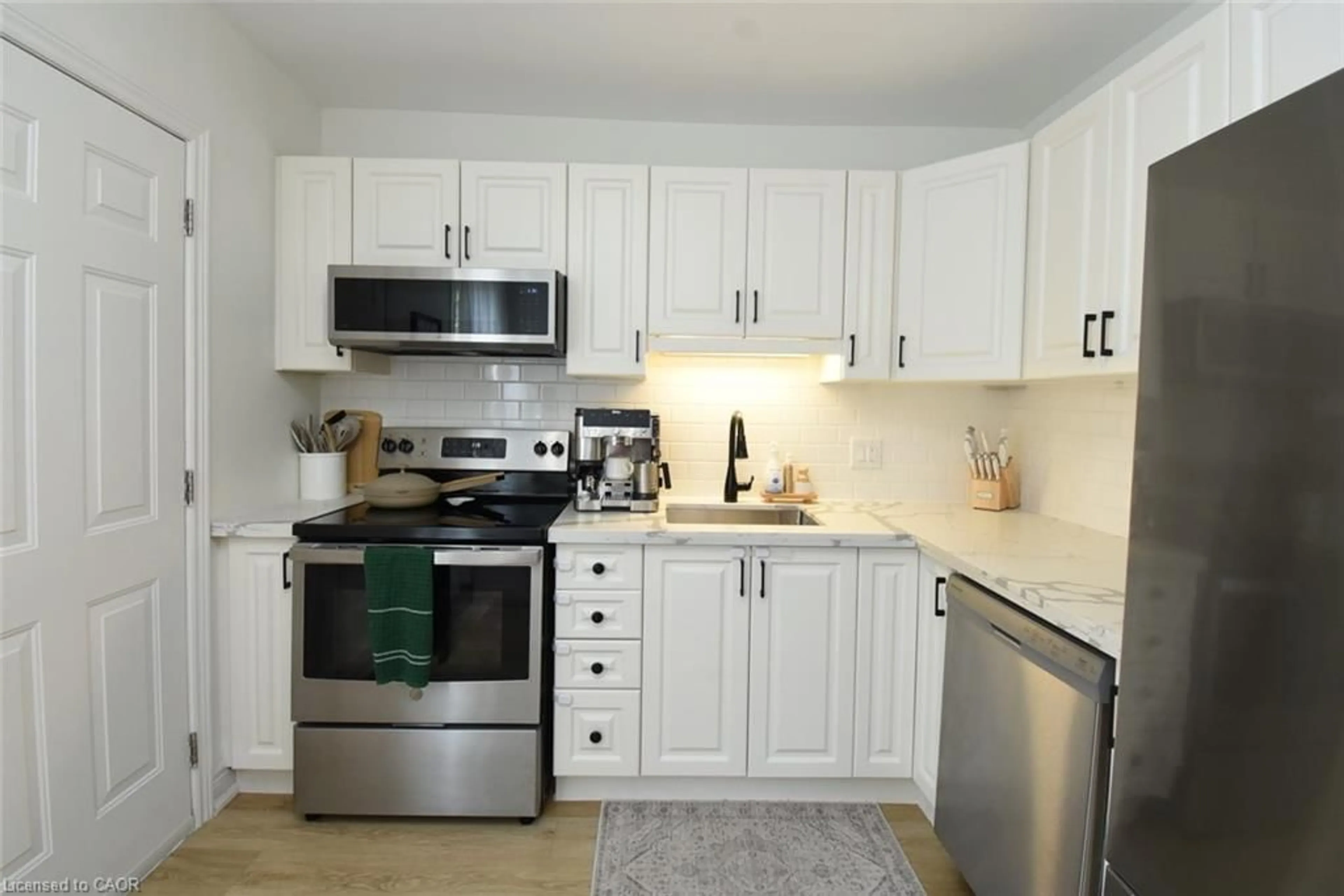 Standard kitchen, unknown for 106 Belview Ave, Hamilton Ontario L8L 7L1