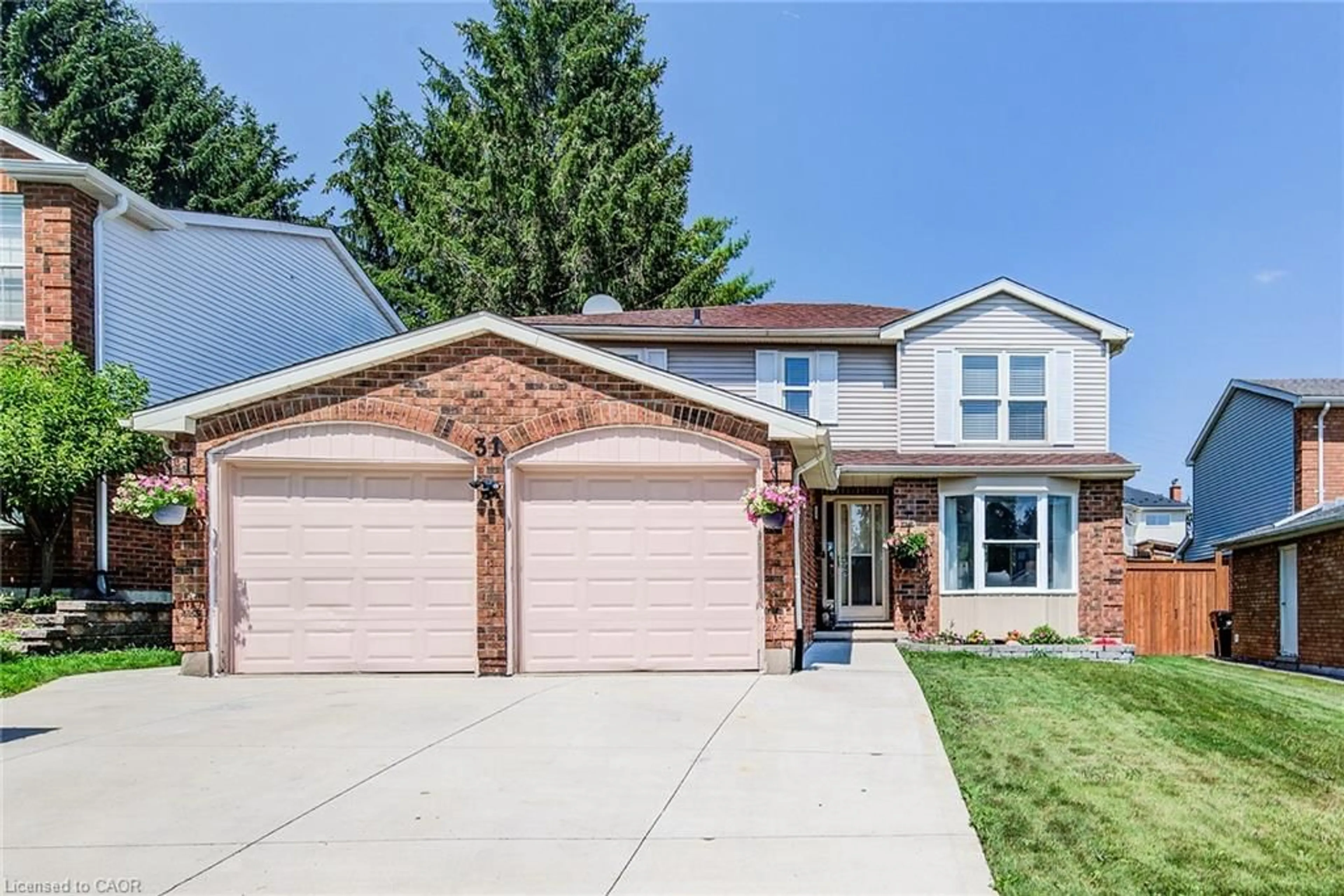 Home with vinyl exterior material, street for 31 Old Maple Lane, Kitchener Ontario N2N 2K4