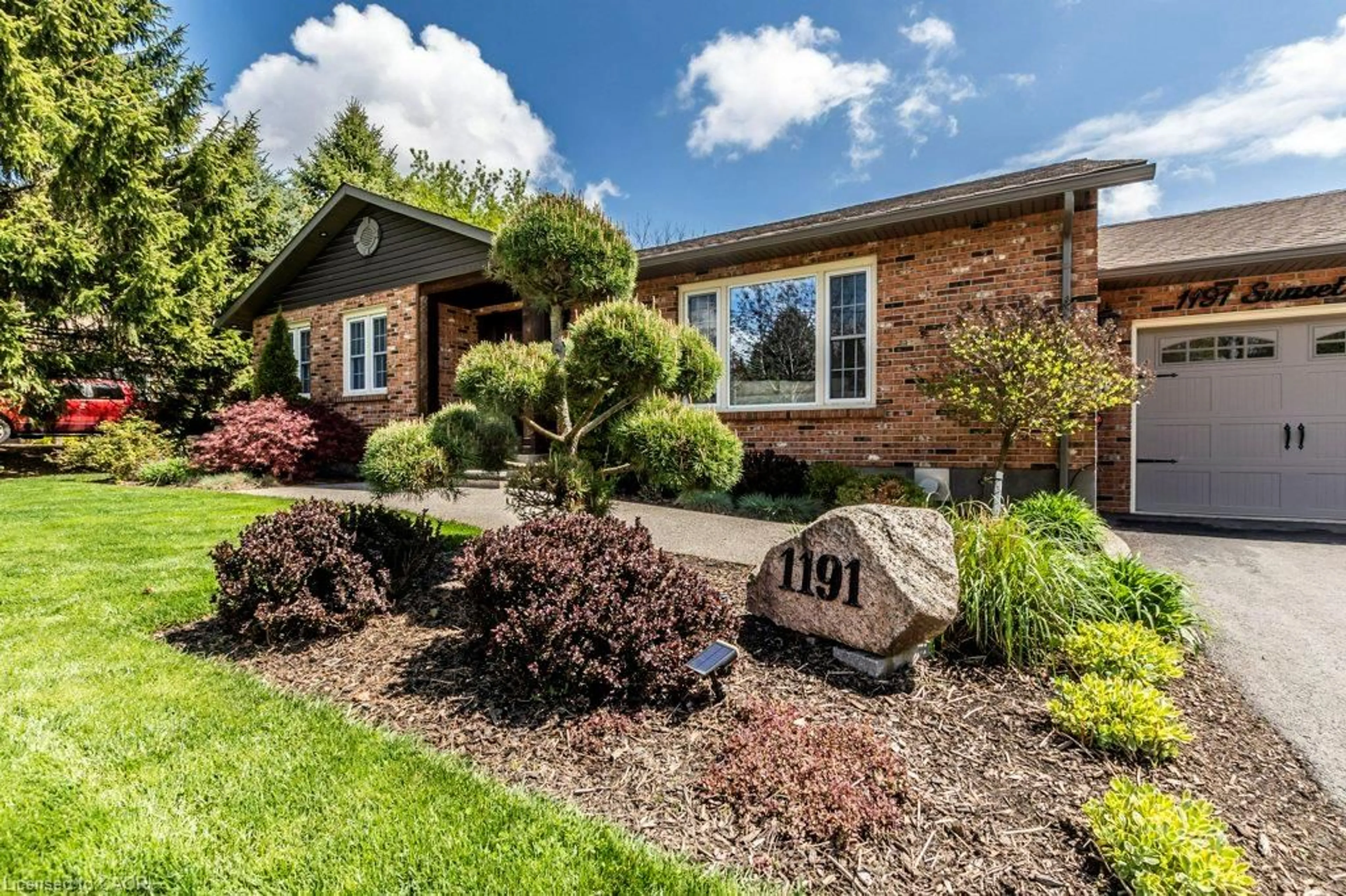 Home with brick exterior material, street for 1191 Sunset Dr, Pelham Ontario L0S 1C0