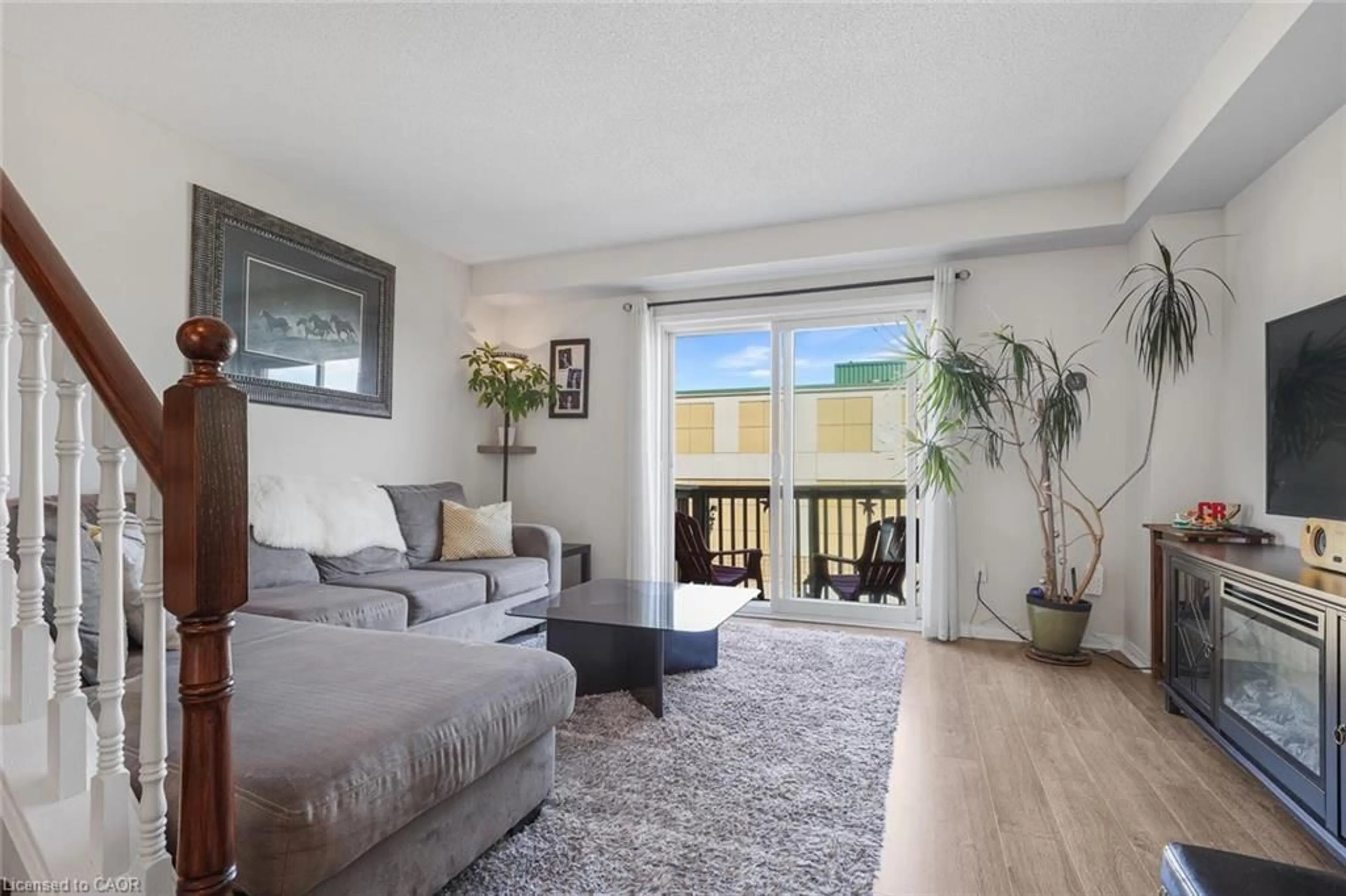 Living room with furniture, unknown for 3370 Redpath Cir, Mississauga Ontario L5N 8R1