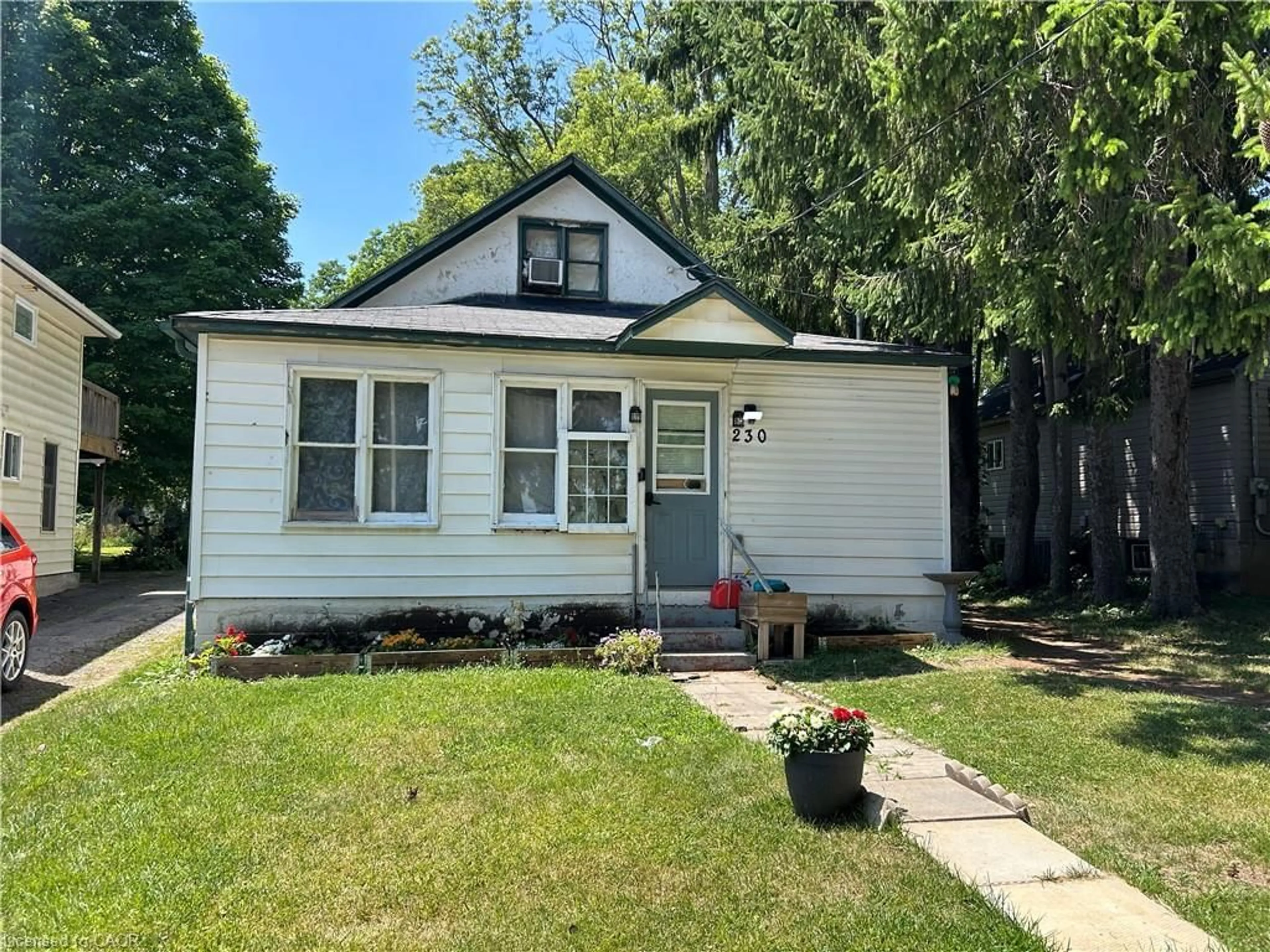 Home with vinyl exterior material, street for 230 Queen St, Simcoe Ontario N3Y 3K8
