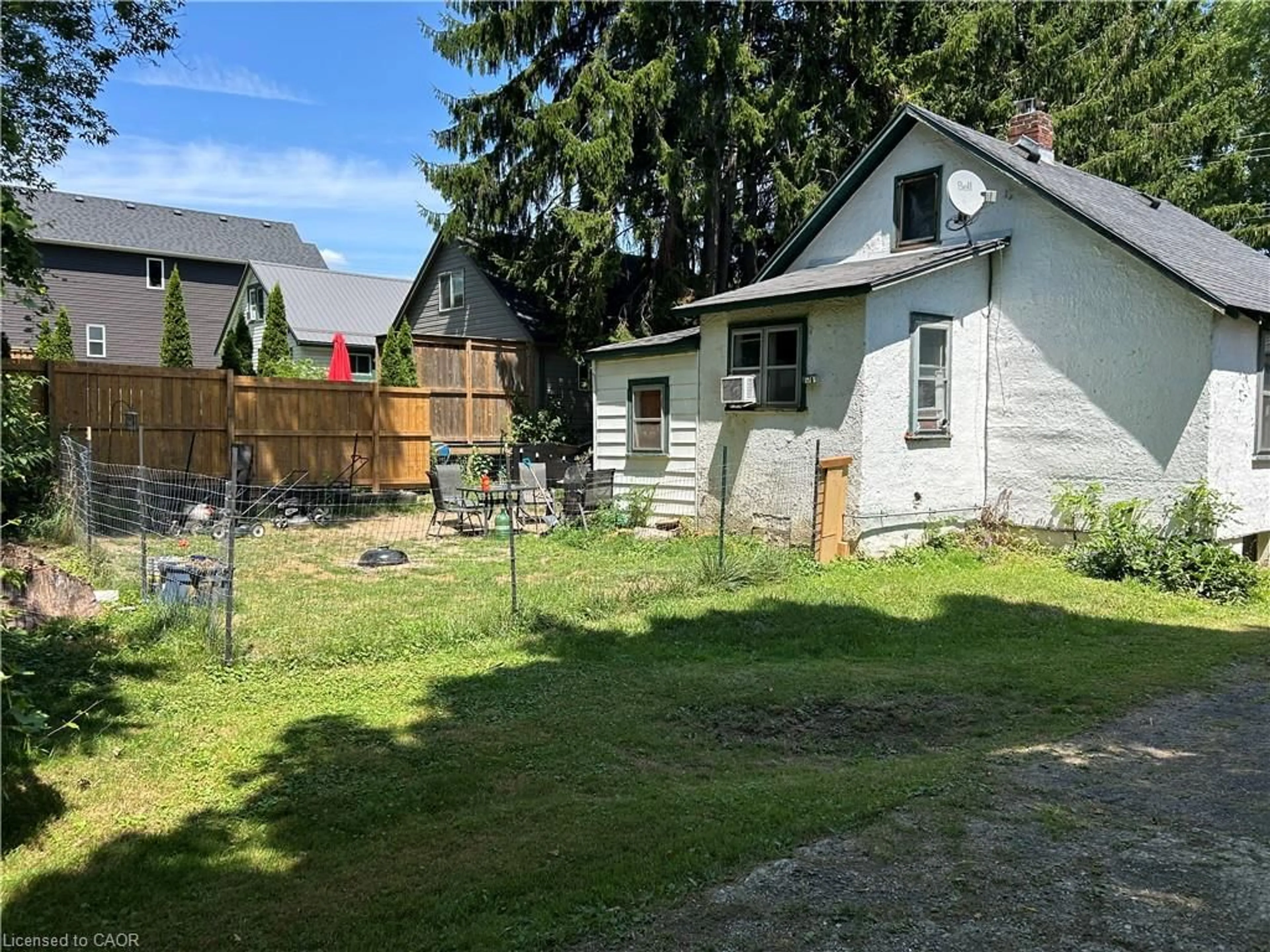 A pic from outside/outdoor area/front of a property/back of a property/a pic from drone, street for 230 Queen St, Simcoe Ontario N3Y 3K8