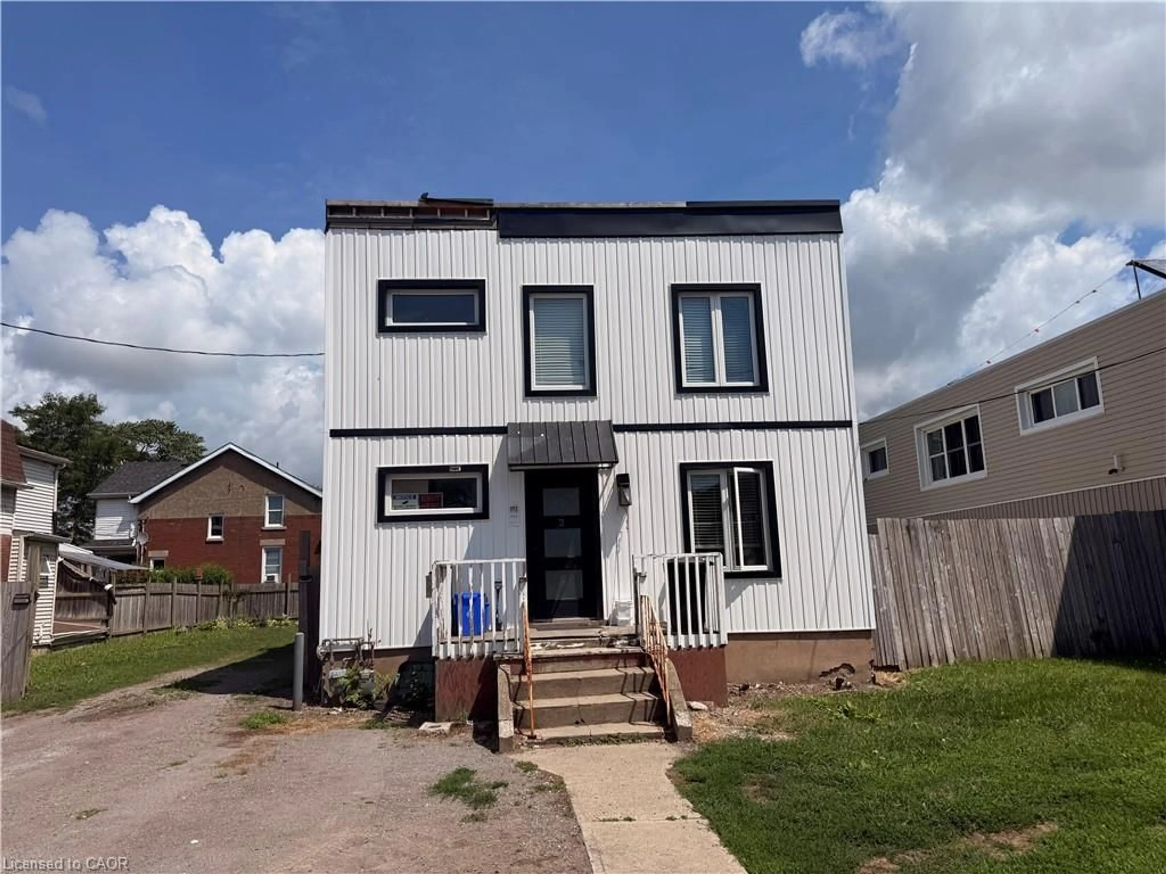 Home with brick exterior material, building for 462 East Main St, Welland Ontario L3B 3X6
