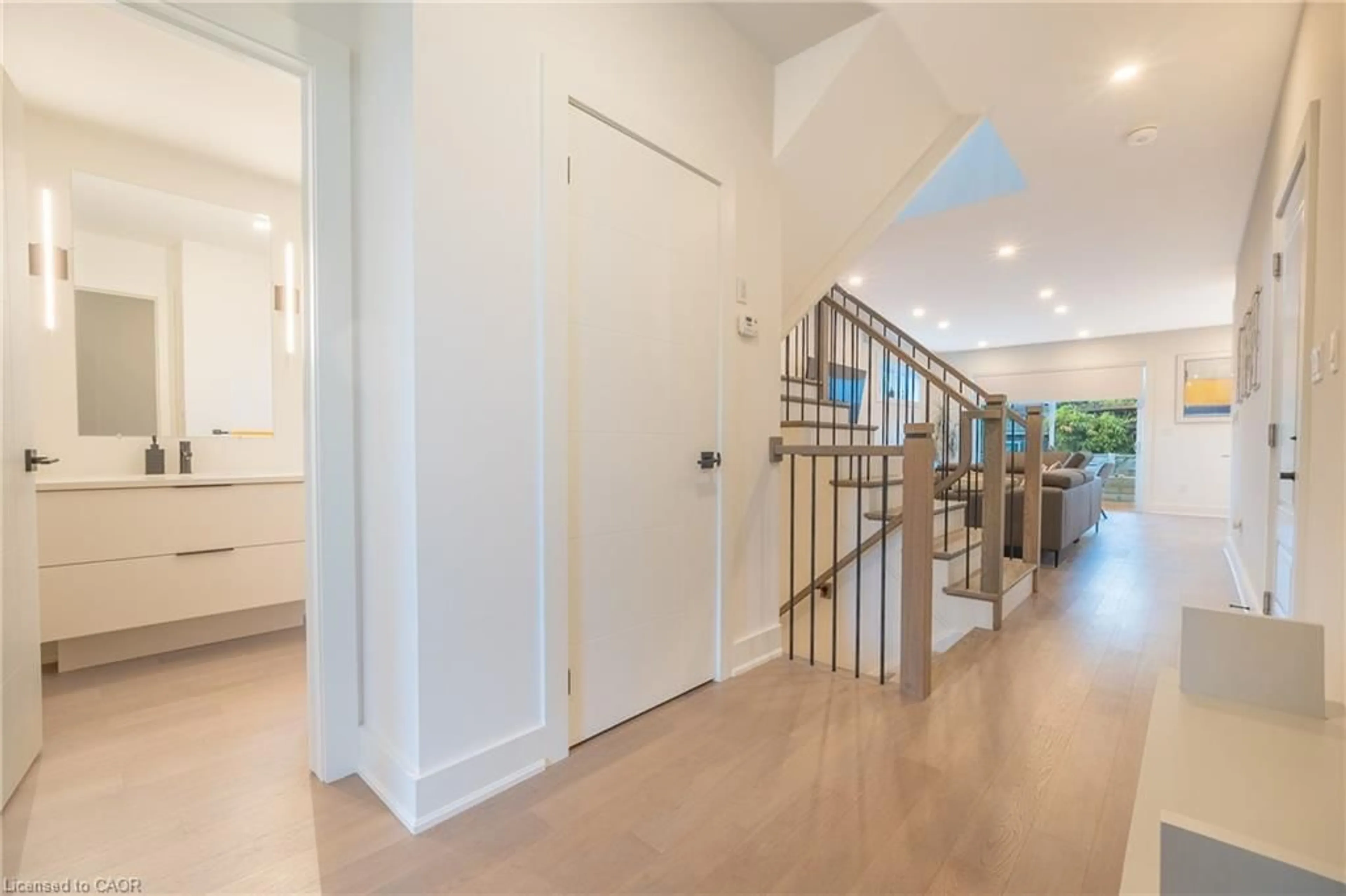 Indoor entryway for 9 Princeton Common, St. Catharines Ontario L2N 0B7