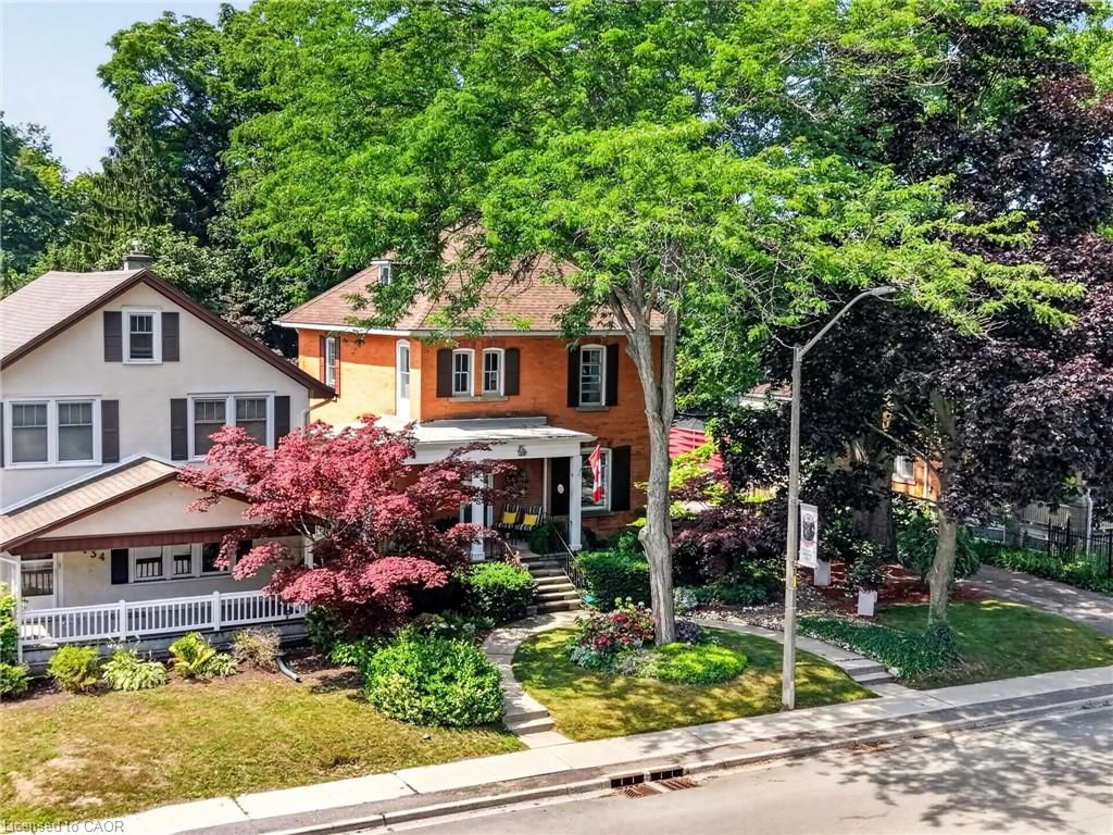 A pic from outside/outdoor area/front of a property/back of a property/a pic from drone, street for 438 Broad St, Dunnville Ontario N1A 1T3