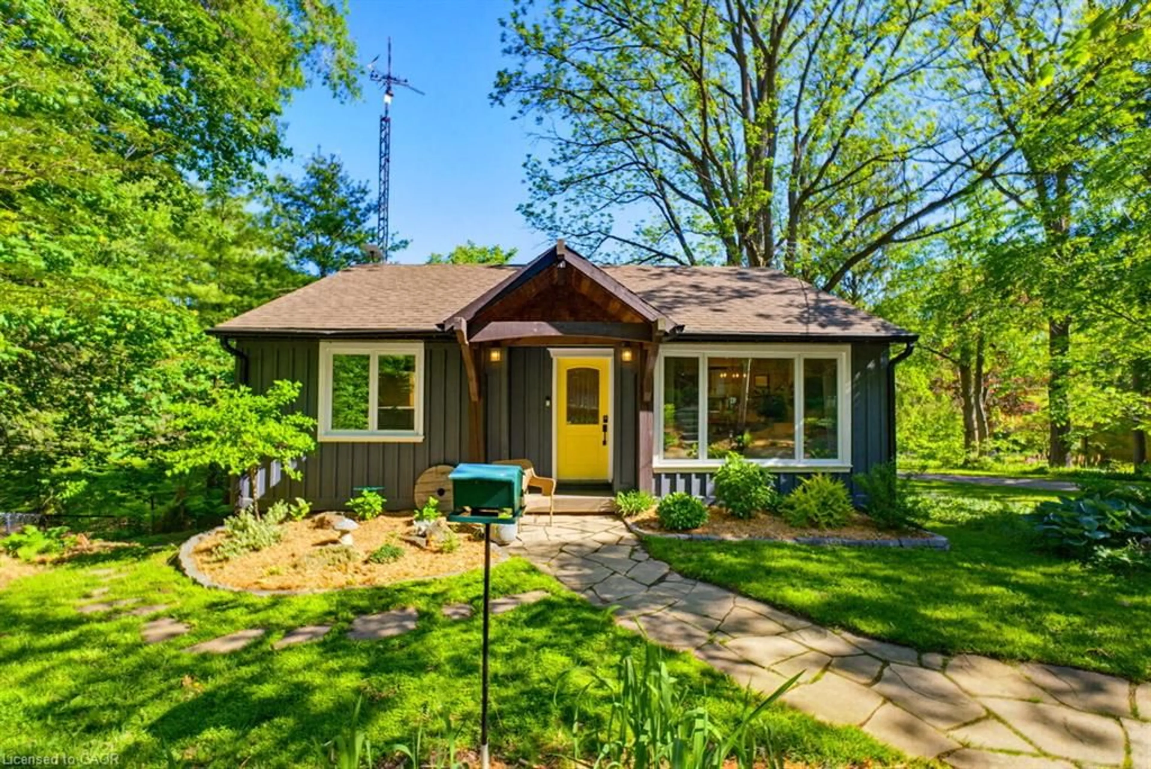 Home with vinyl exterior material, street for 1131 Old Governor's Rd, Dundas Ontario L9H 5E3