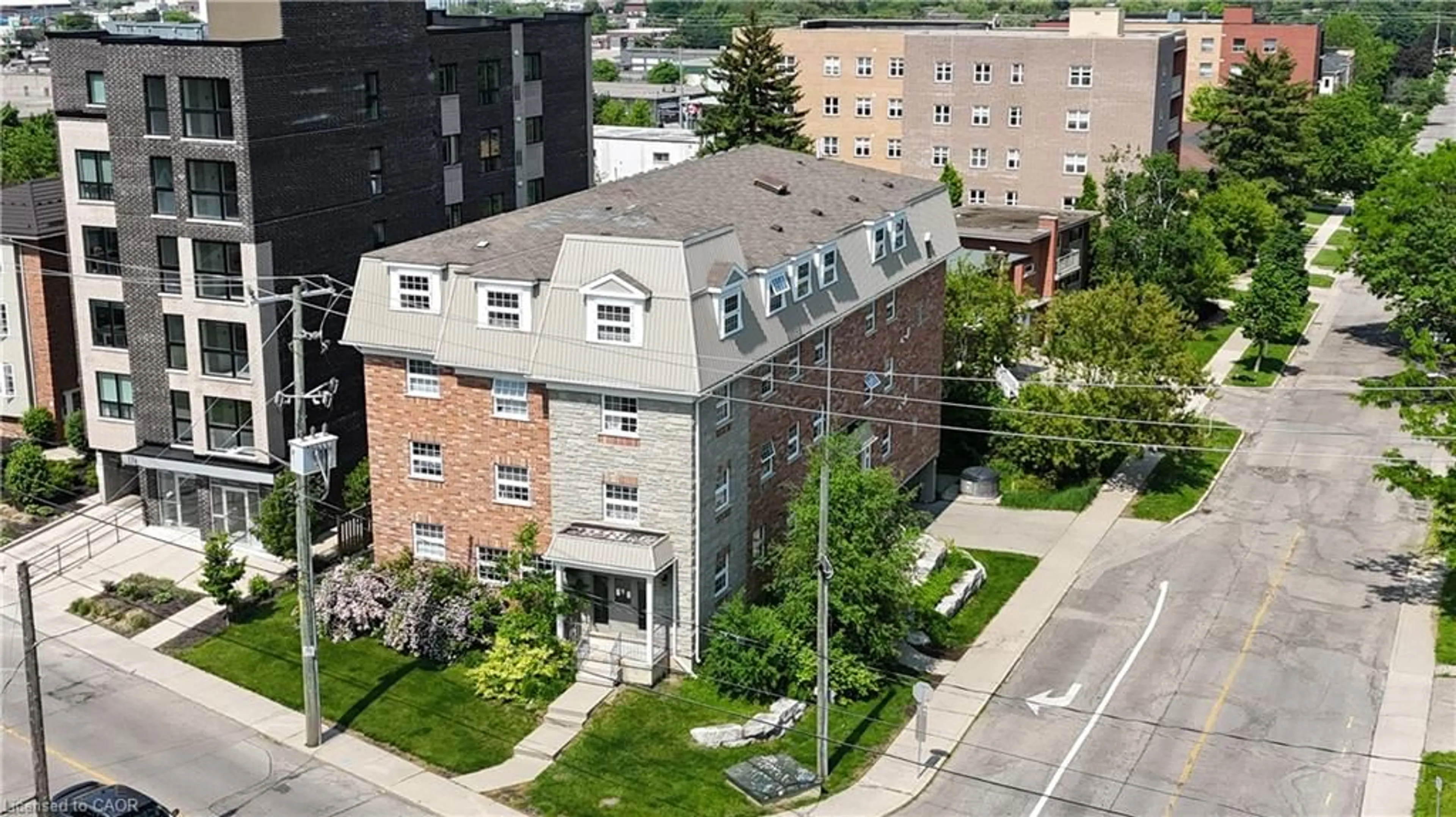 A pic from outside/outdoor area/front of a property/back of a property/a pic from drone, unknown for 172 Regina St, Waterloo Ontario N2J 3B3