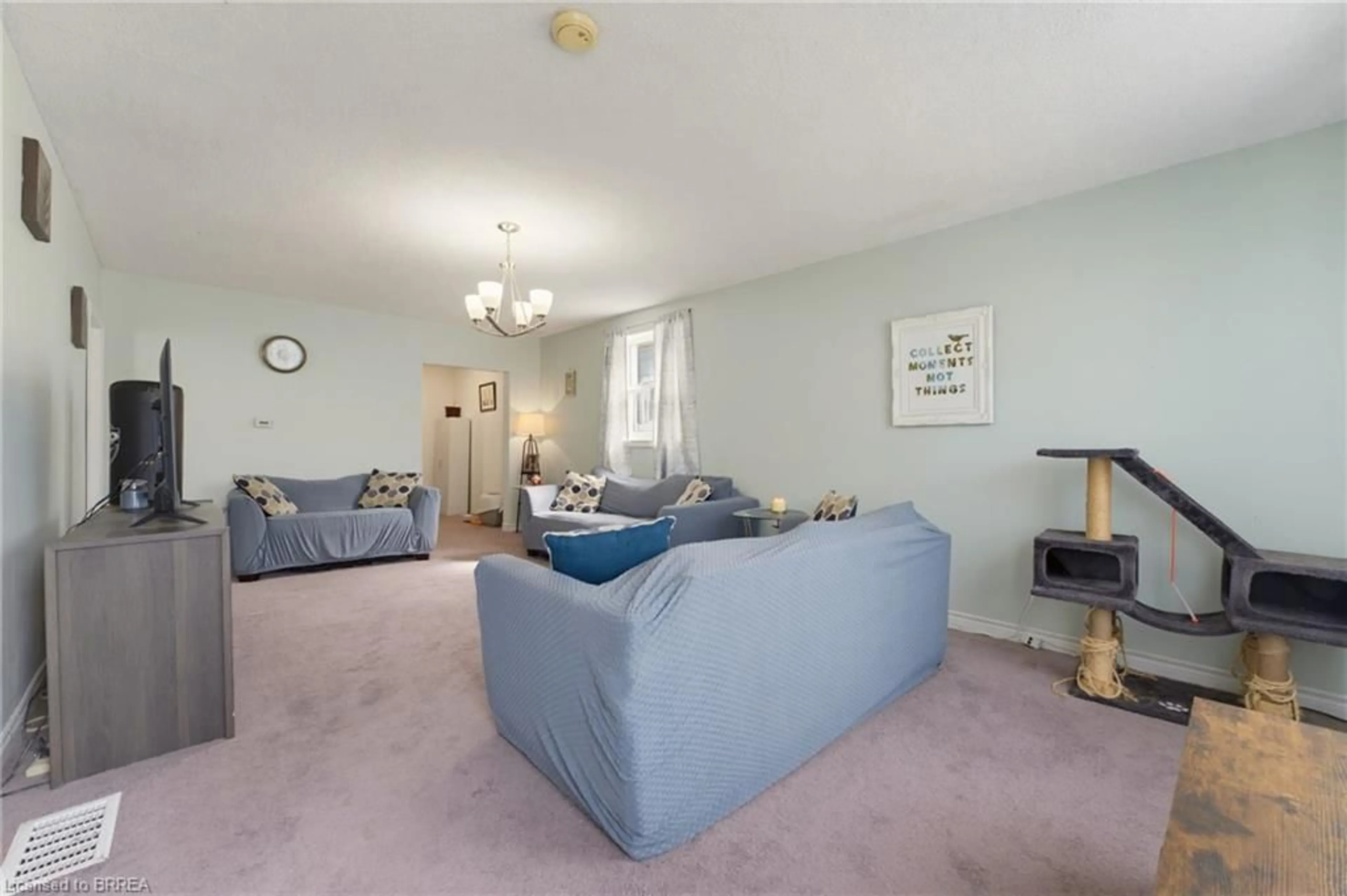 Living room with furniture, carpet floor for 128 Mary St, Brantford Ontario N3S 3B9