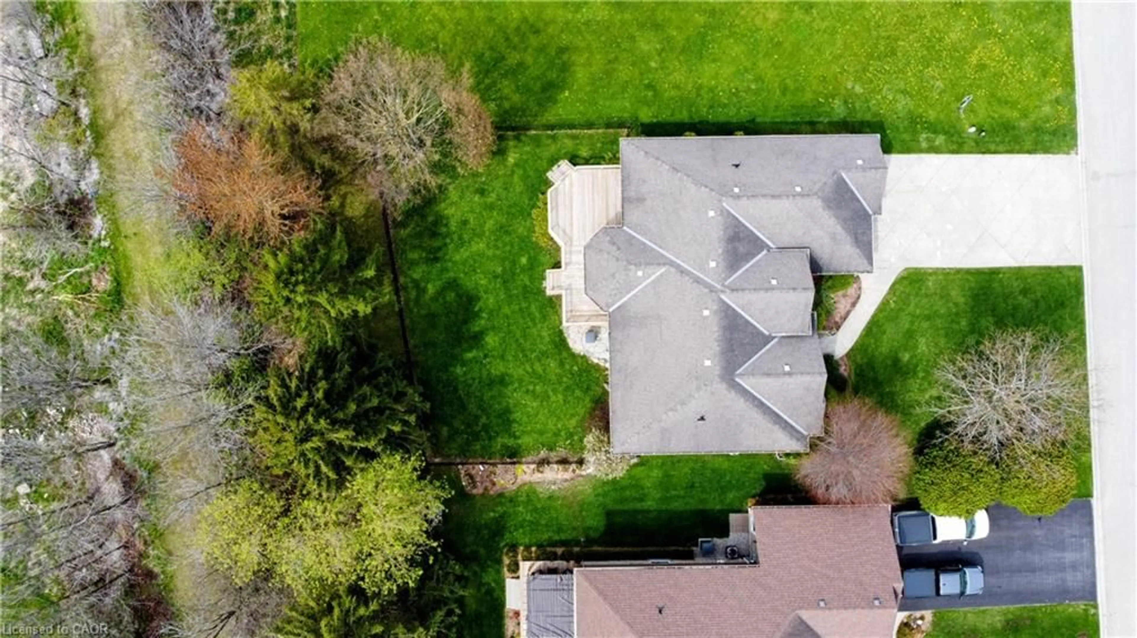 A pic from outside/outdoor area/front of a property/back of a property/a pic from drone, street for 380 Bell St, Palmerston Ontario N0G 2P0