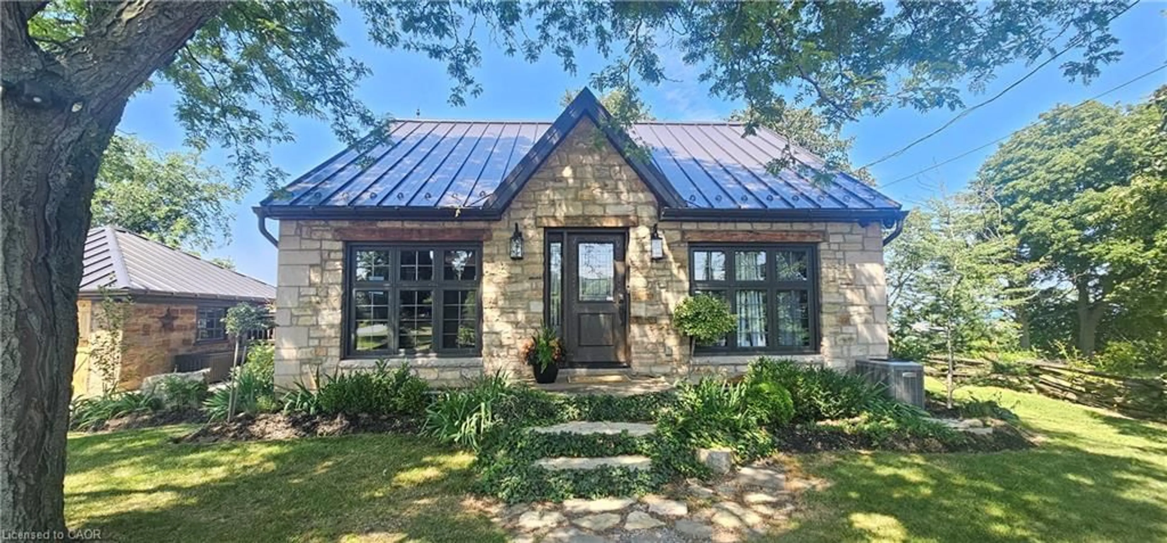 Home with brick exterior material, building for 665 Ridge Rd, Stoney Creek Ontario L8J 2Y2