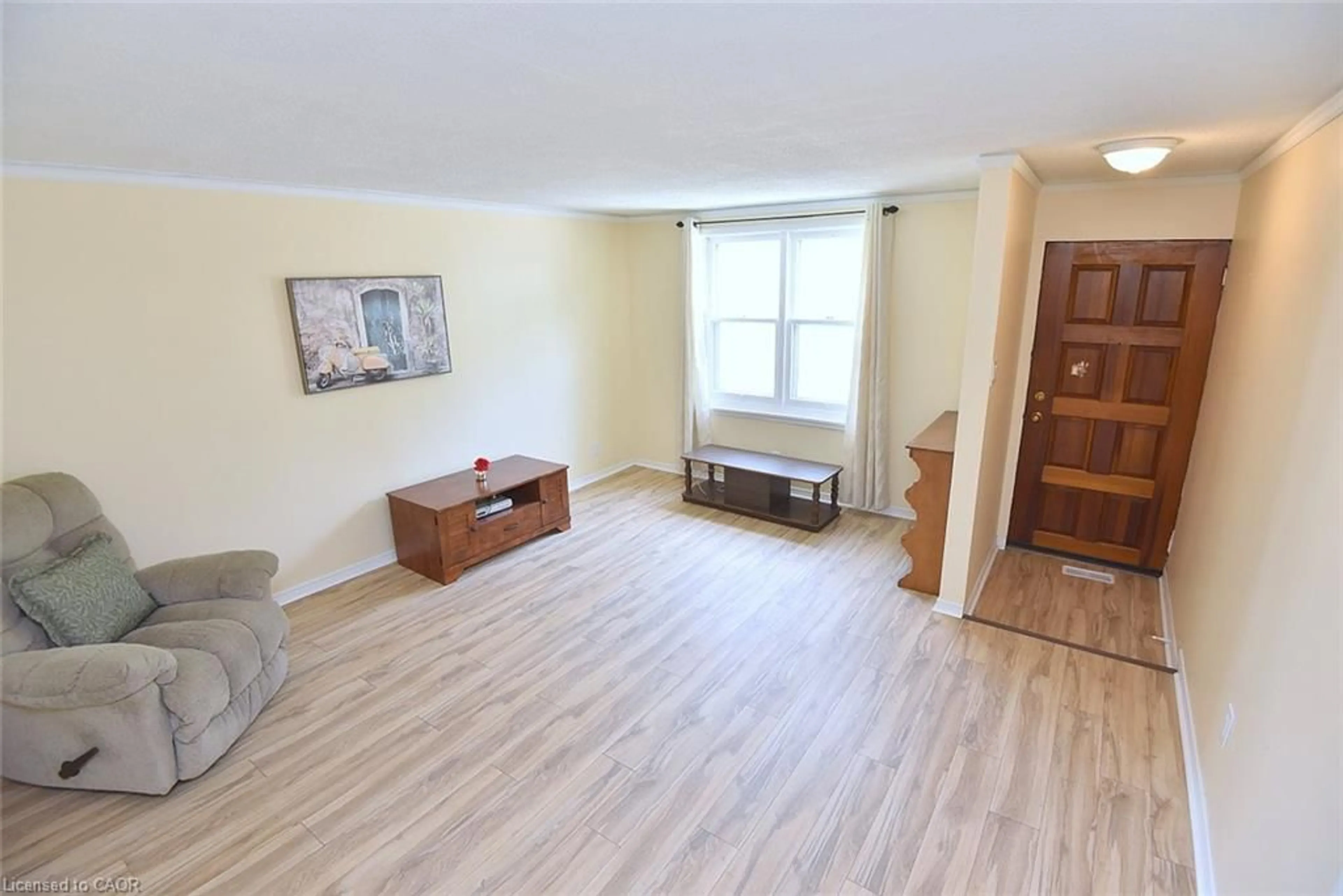 Living room with furniture, wood/laminate floor for 340 King St, Dundas Ontario L9H 1W7