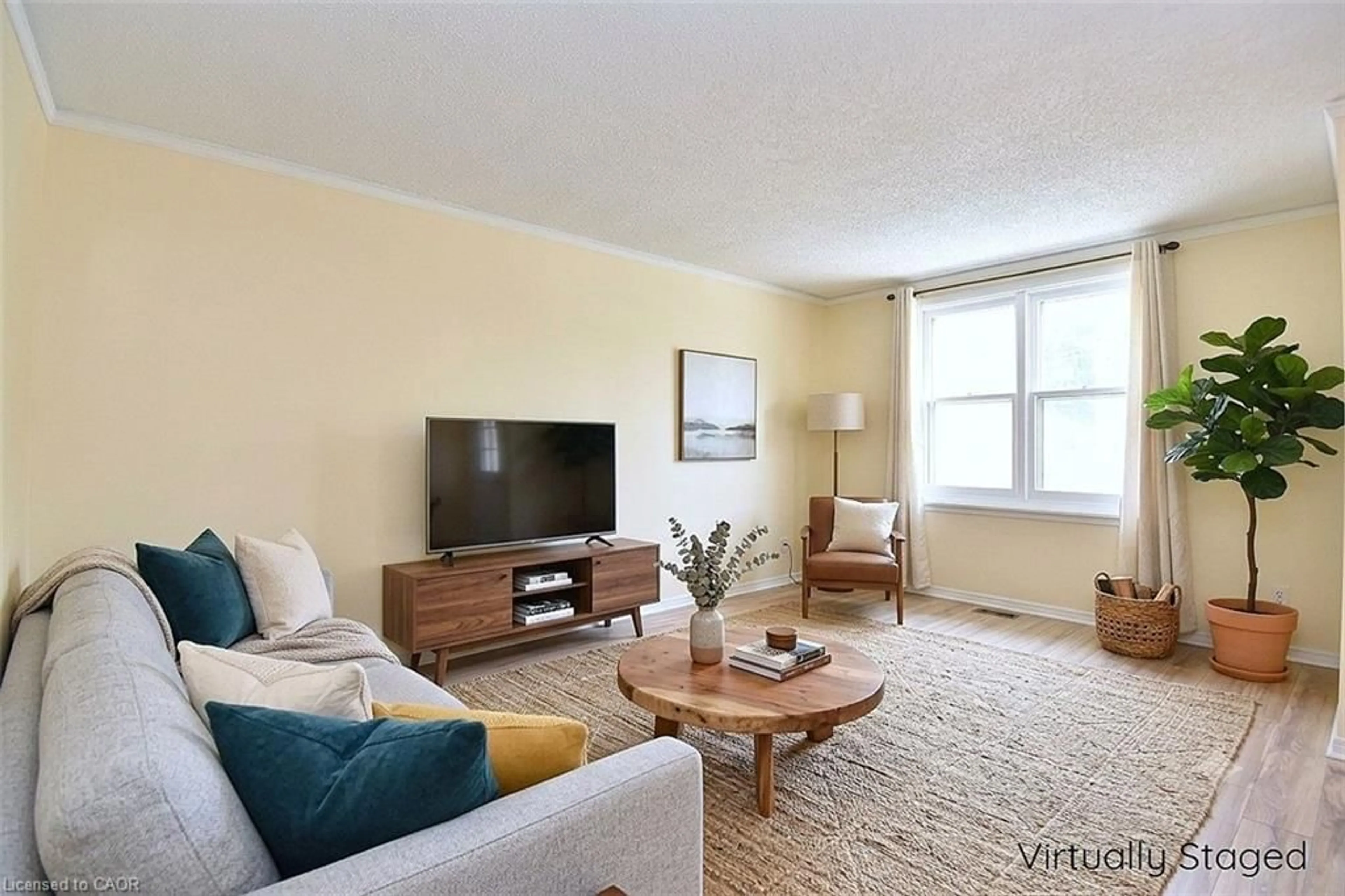 Living room with furniture, unknown for 340 King St, Dundas Ontario L9H 1W7