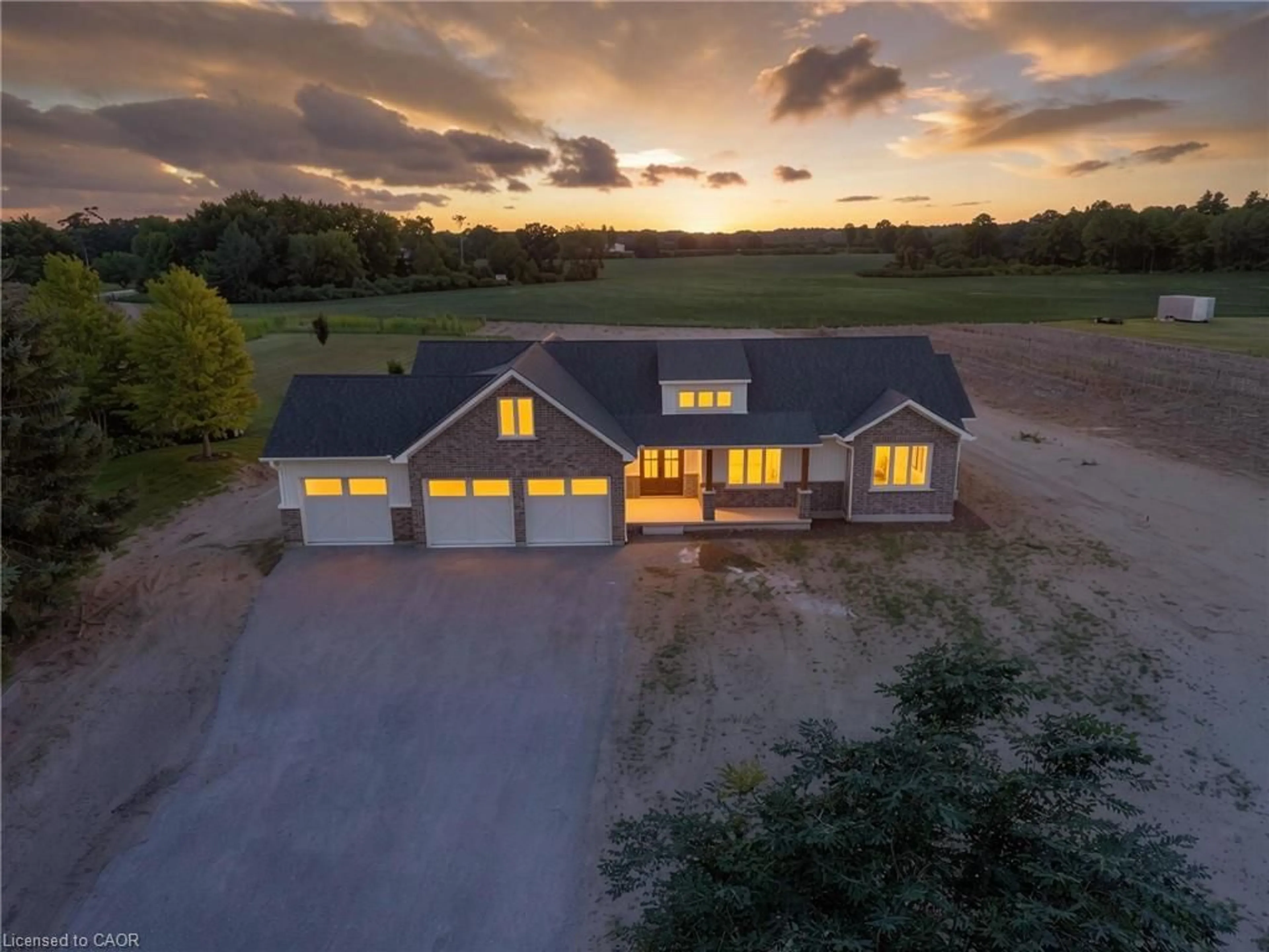 A pic from outside/outdoor area/front of a property/back of a property/a pic from drone, building for 2427 East Quarter Line, Delhi Ontario N4B 2W4